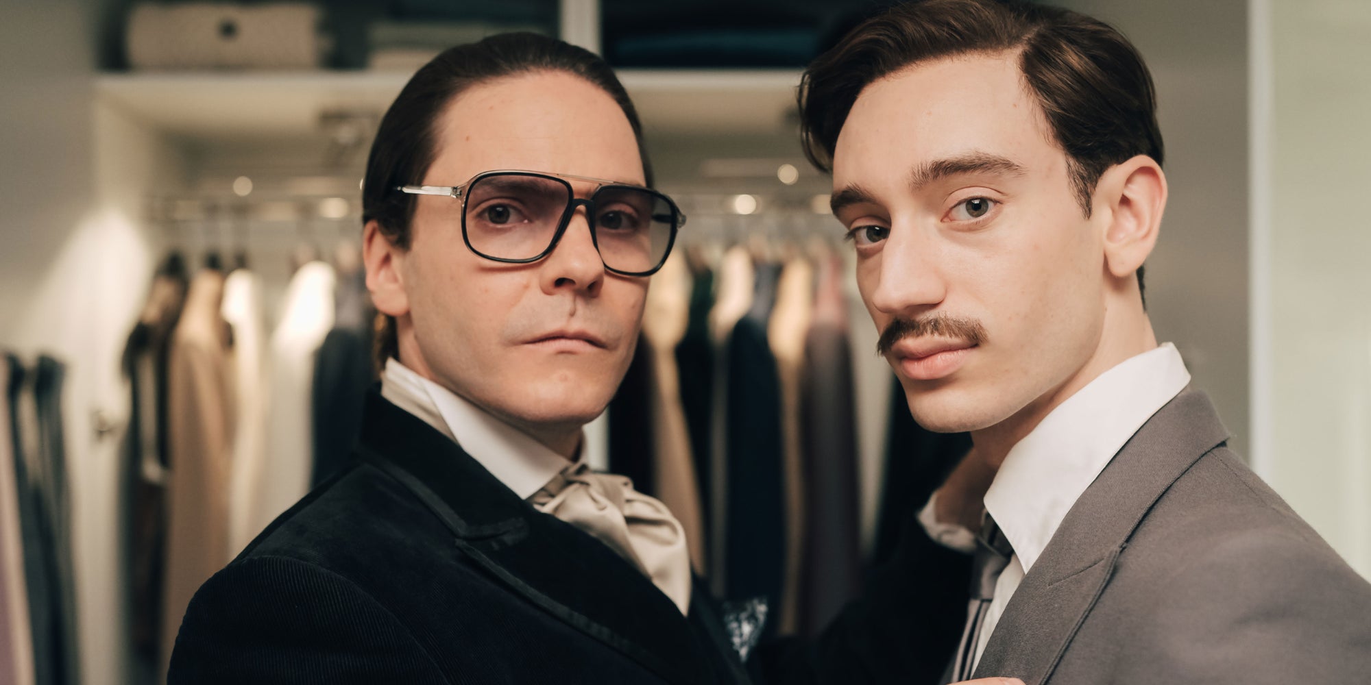 Daniel Brühl et Théodore Pellerin dans la série "Becoming Karl Lagerfeld". 