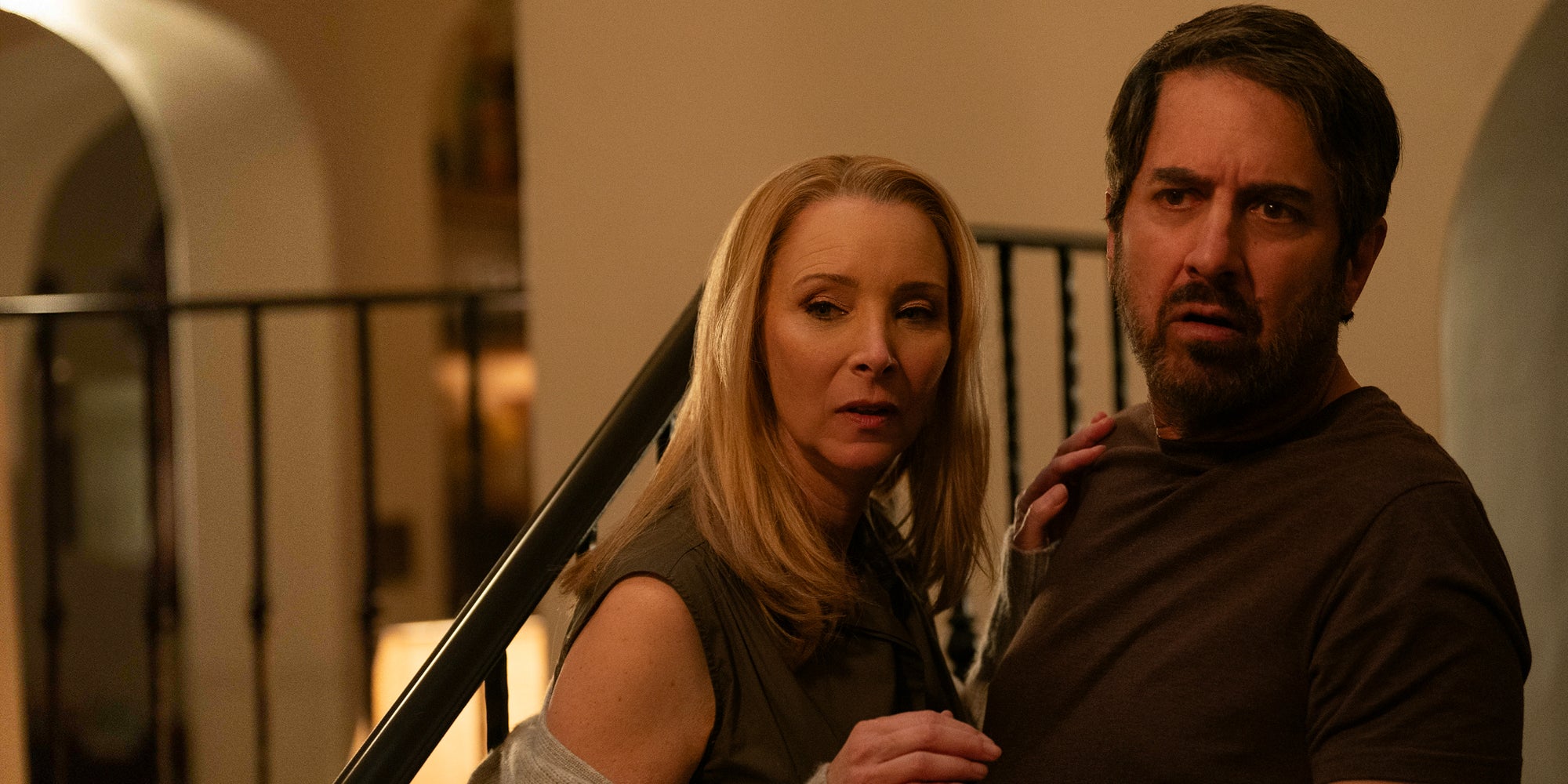 Quels secrets renferment la maison de Lydia (Lisa Kudrow) et Paul (Ray Romano) ? On vous dévoile la fin expliquée de la série "Derrière la façade". 