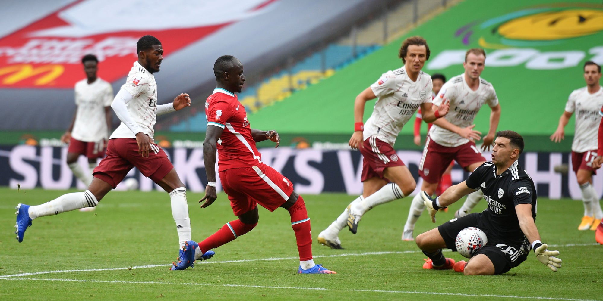 Sadio Mané face à la défense d'Arsenal lors du Community Shield, le 29 août 2020 à Wembley, Londres
