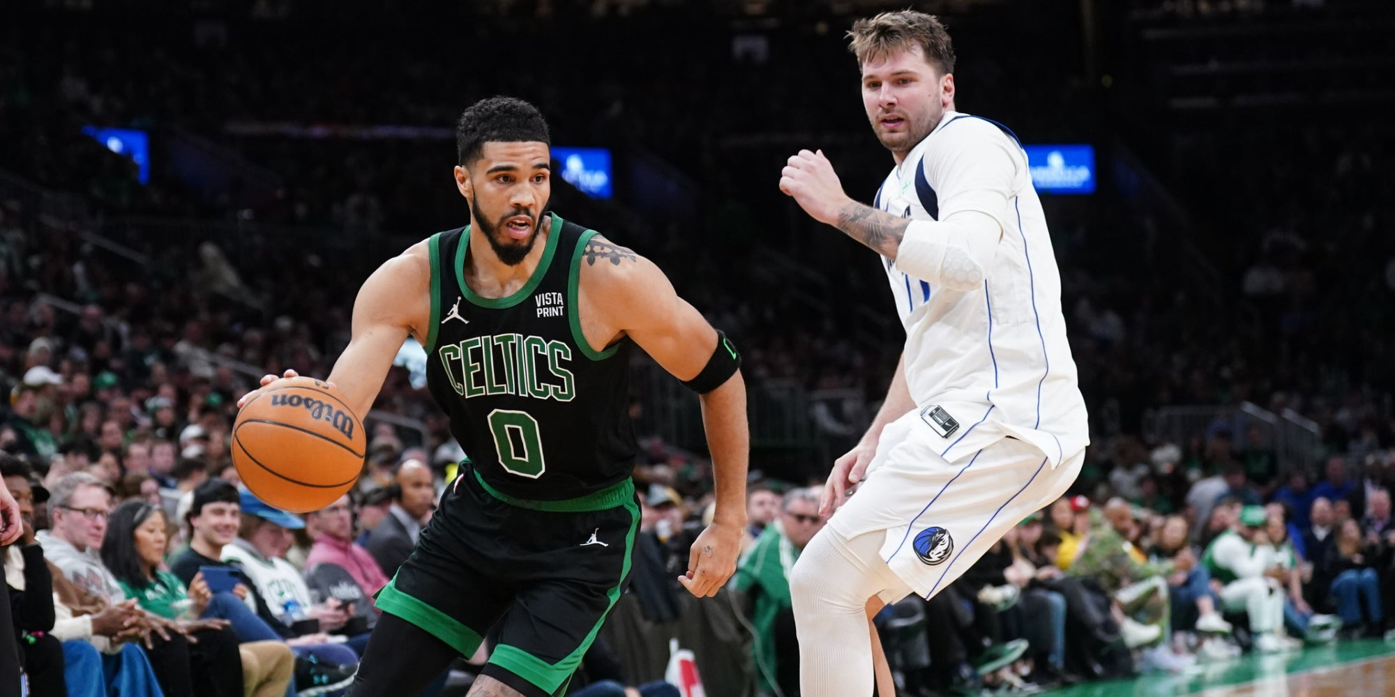 Jayson Tatum et Luka Dončić, les leaders des Celtics et des Mavericks, lors d'une rencontre en saison régulière entre les deux franchises, le 1er mars 2024 au TD Garden (Boston).