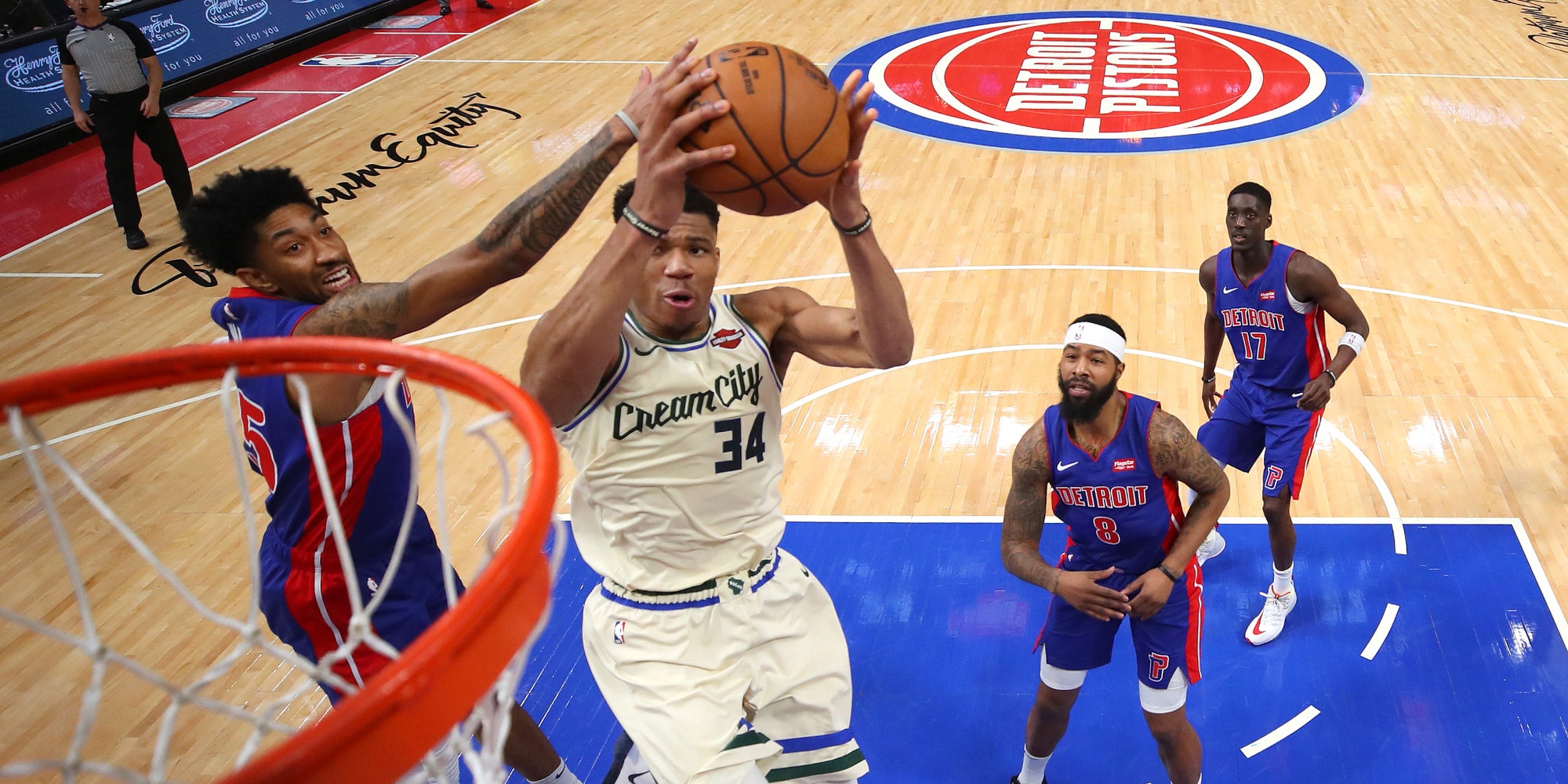 Giannis Antetokounmpo des Milwaukee Bucks face aux joueurs des Detroit Pistons à la Little Caesars Arena de Detroit, le 4 décembre 2019.