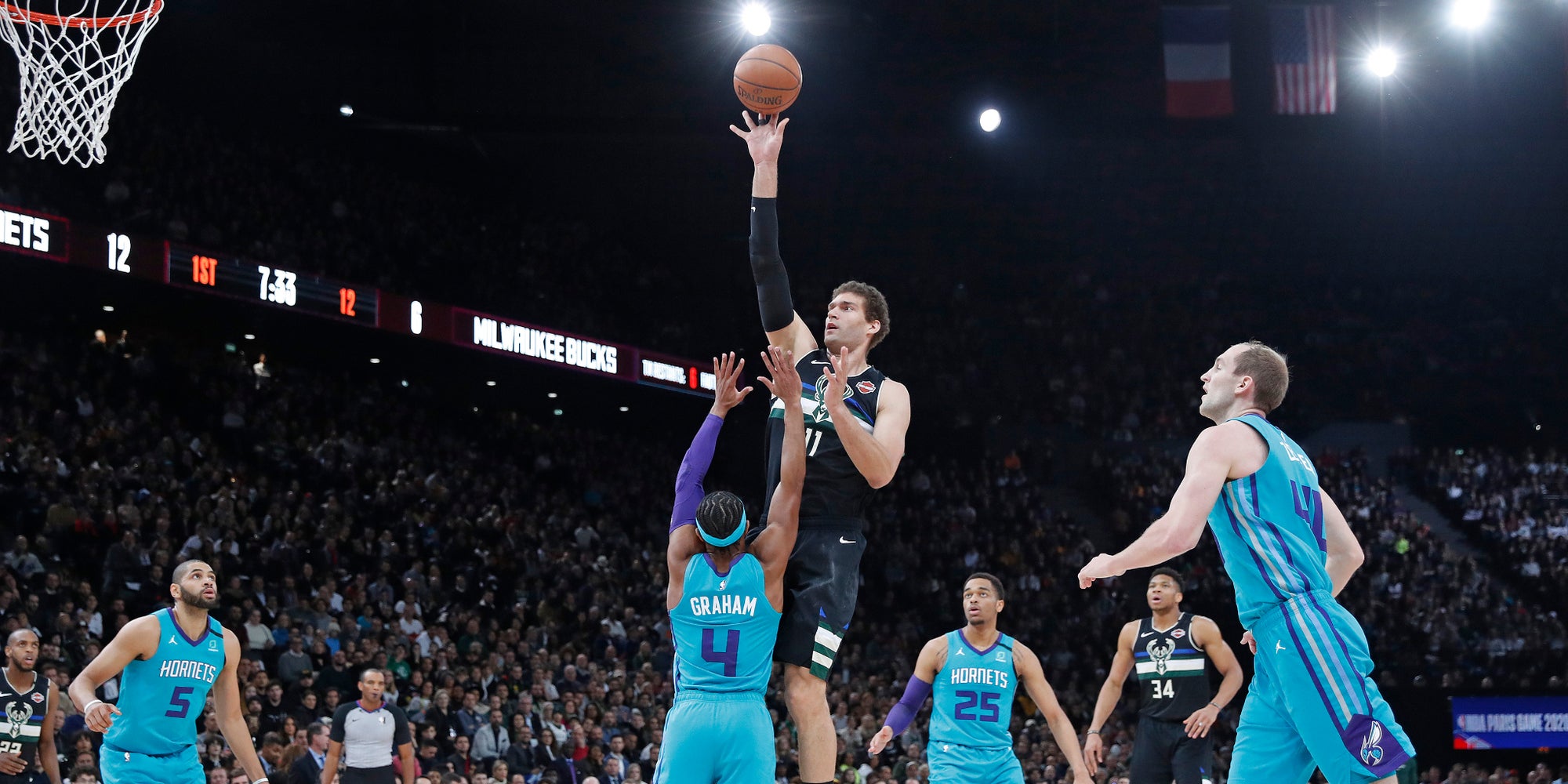 Le géant Brook Lopez des Milwaukee Bucks face aux Charlotte Hornets, lors du match de NBA disputé à l'AccorHotel Arena de Paris, ce vendredi 24 janvier 2020.