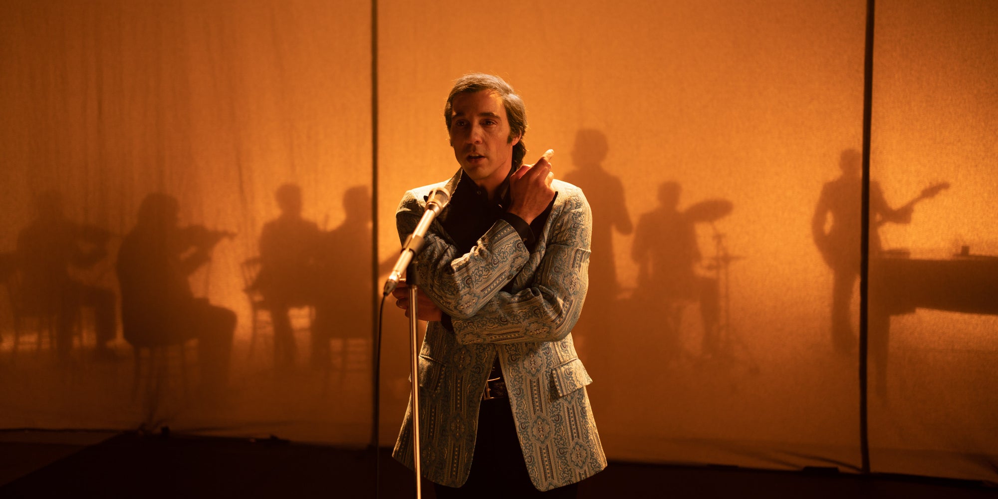 Tahar Rahim dans le biopic ''Monsieur Aznavour'', au cinéma le 23 octobre prochain.