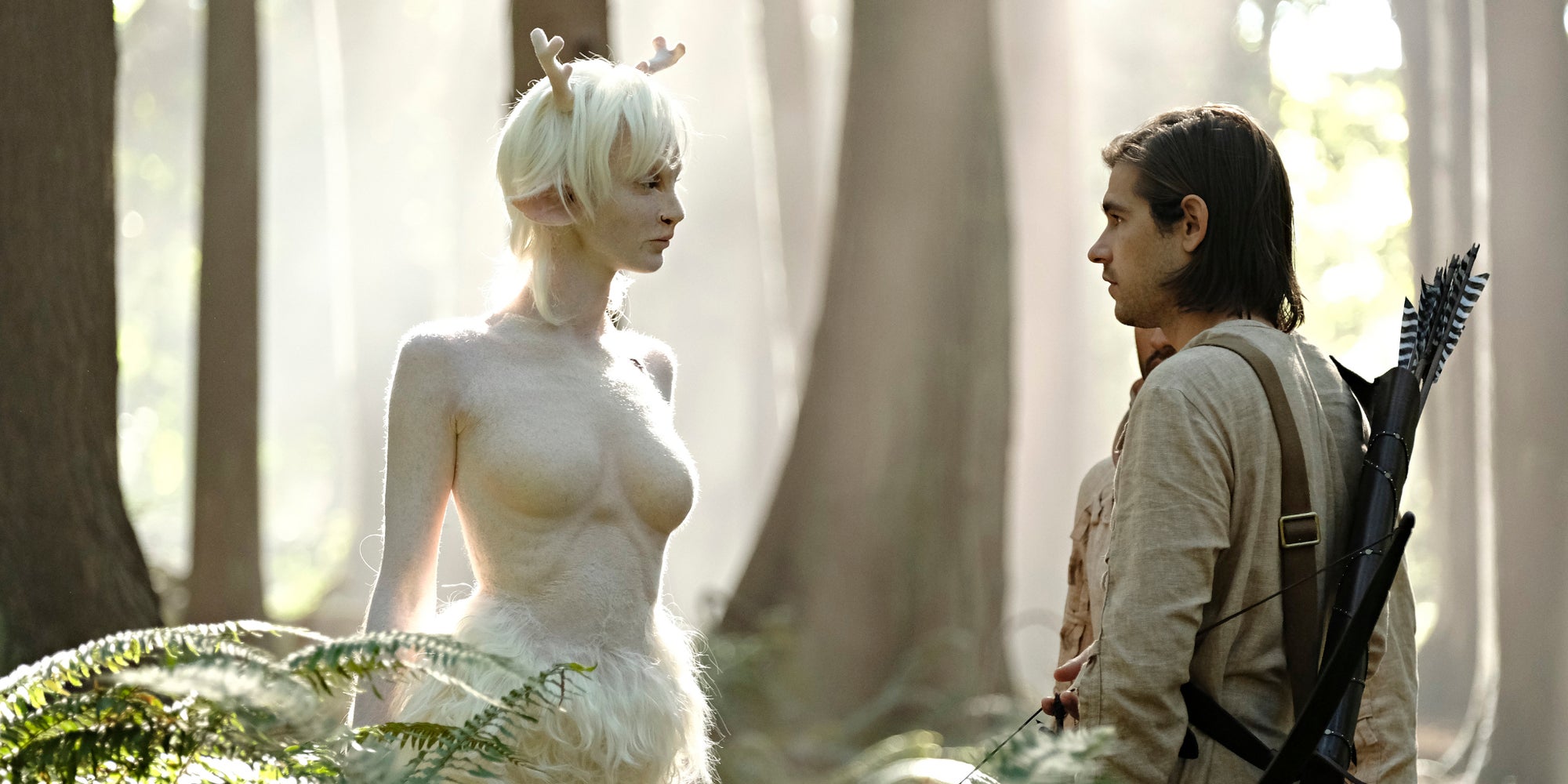 Quentin à la rencontre d’une créature magique sylvestre dans la série SYFY The Magicians.