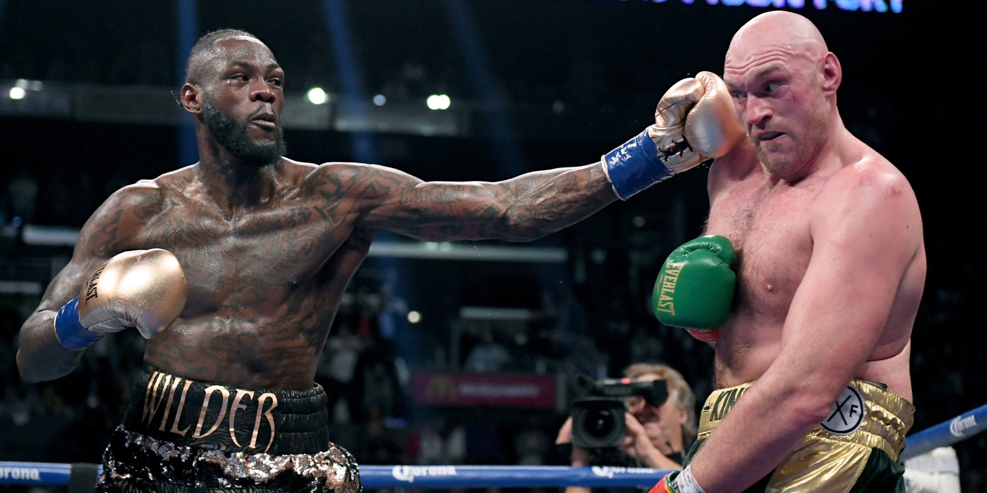 Deontay Wilder face à Tyson Fury lors de leur combat organisé dans le cadre du championnat du monde WBC des poids lourds, à Los Angeles, le 1er décembre 2018.