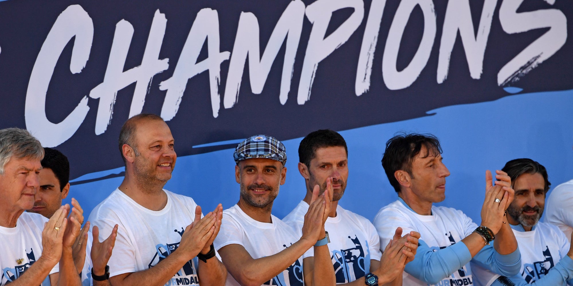 Pep Guardiola et son staff fêtent une nouvelle victoire au terme d'une incroyable saison de Premier League