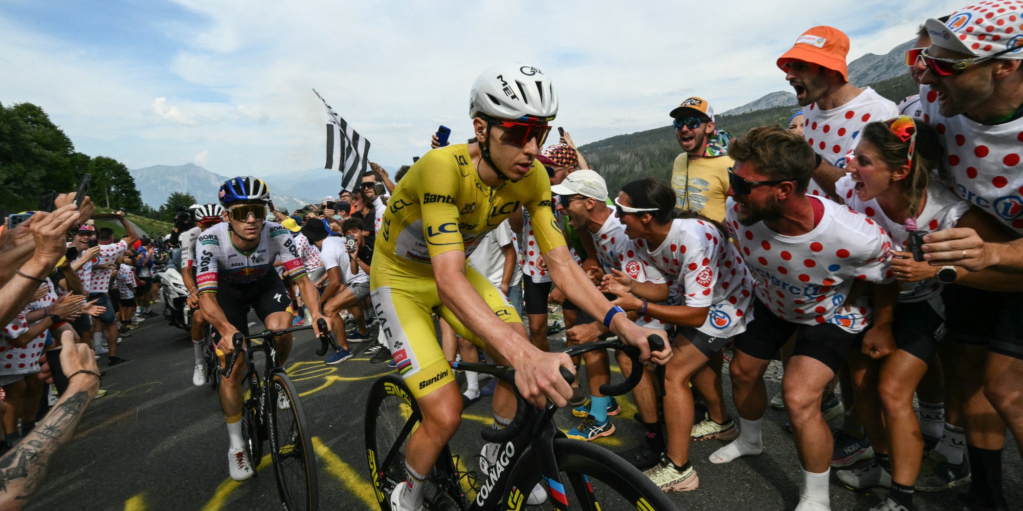 Tadej Pogačar, en maillot jaune, et Remco Evenepoel, lors de la 15e étape du Tour de France 2026.