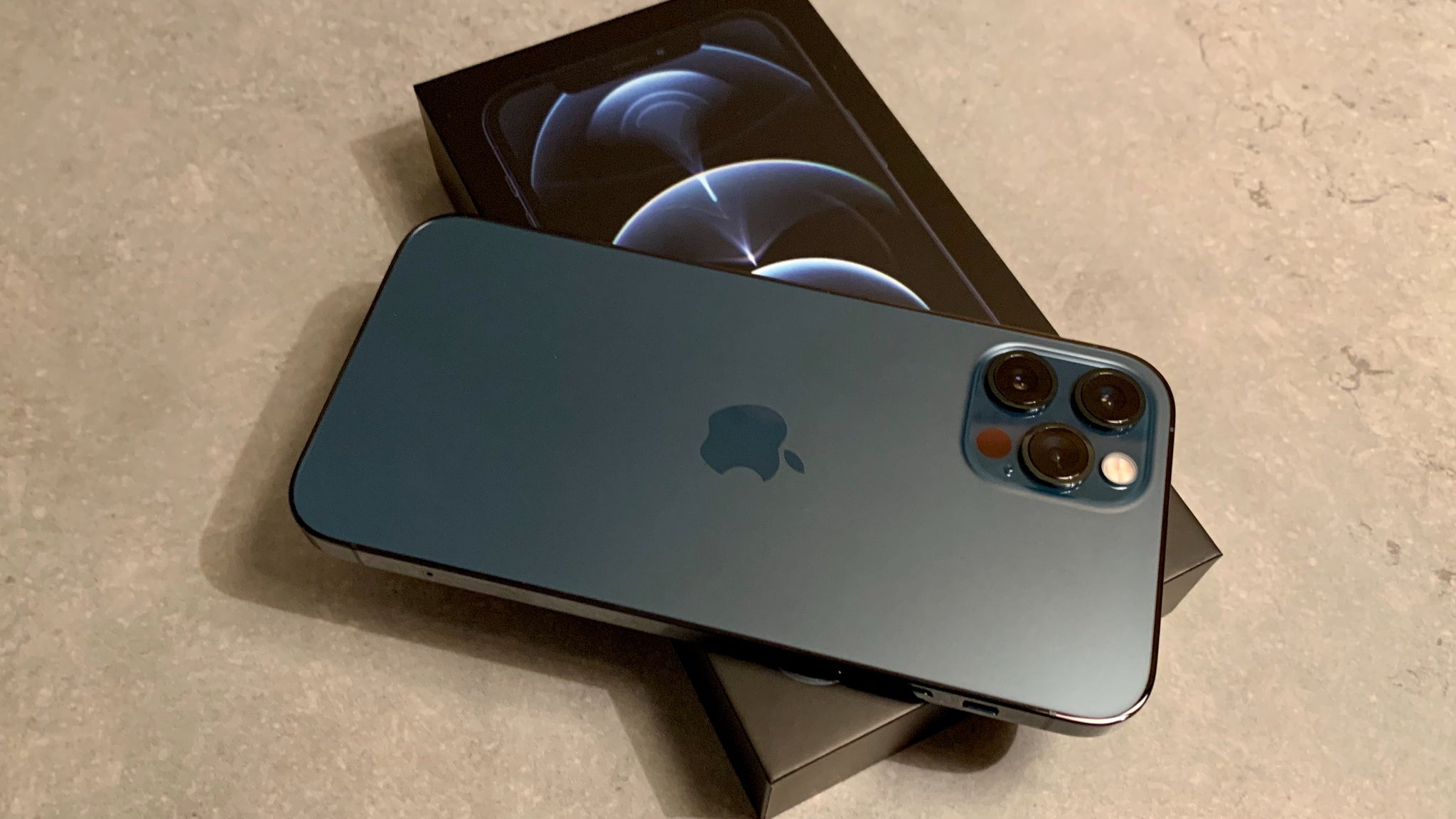 L'iPhone 12 Pro vient dans une jolie boîte, toujours, mais cette fois plus petite...