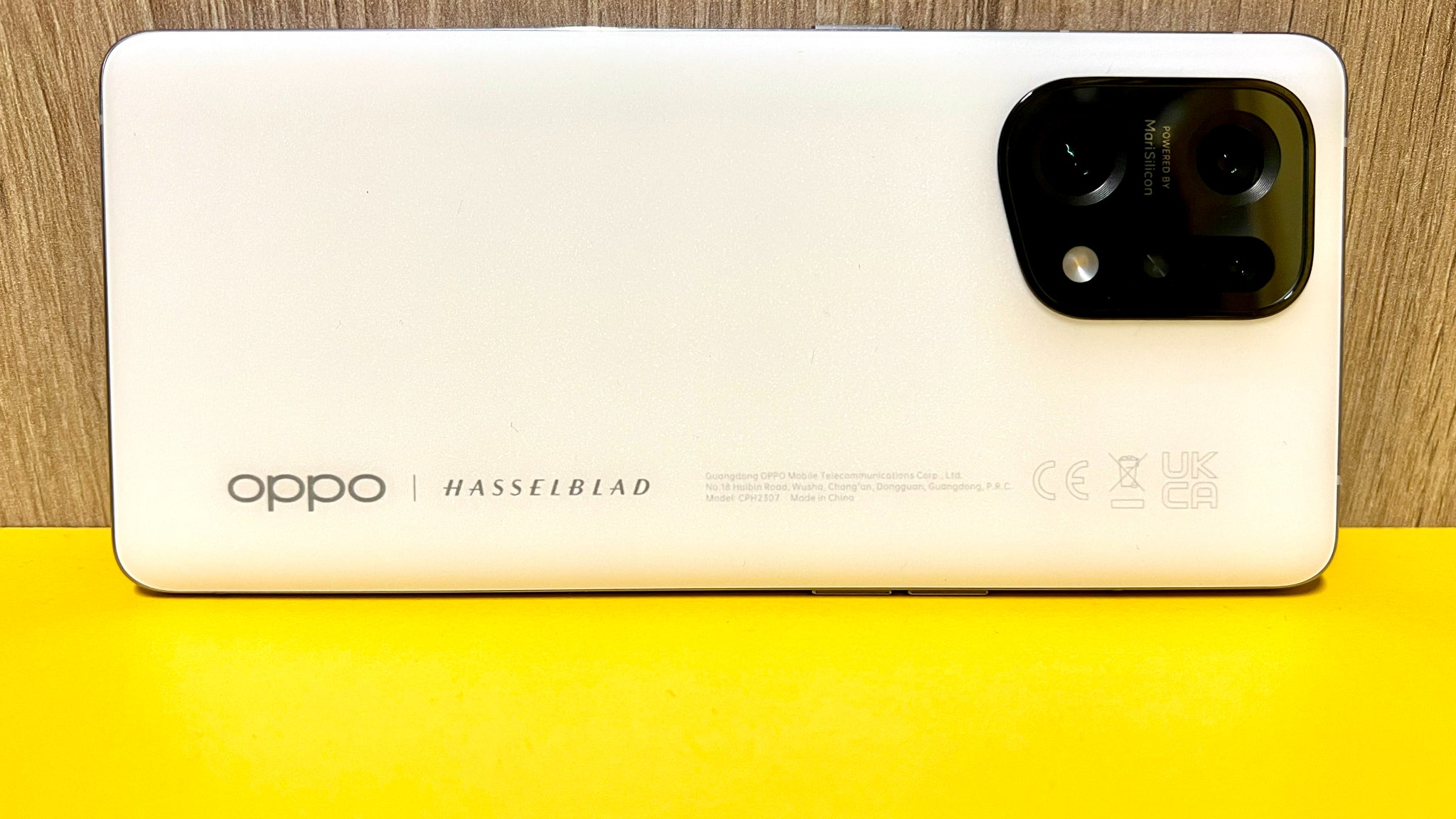 Deux mentions bien particulières apparaissent au dos de l'OPPO Find X5