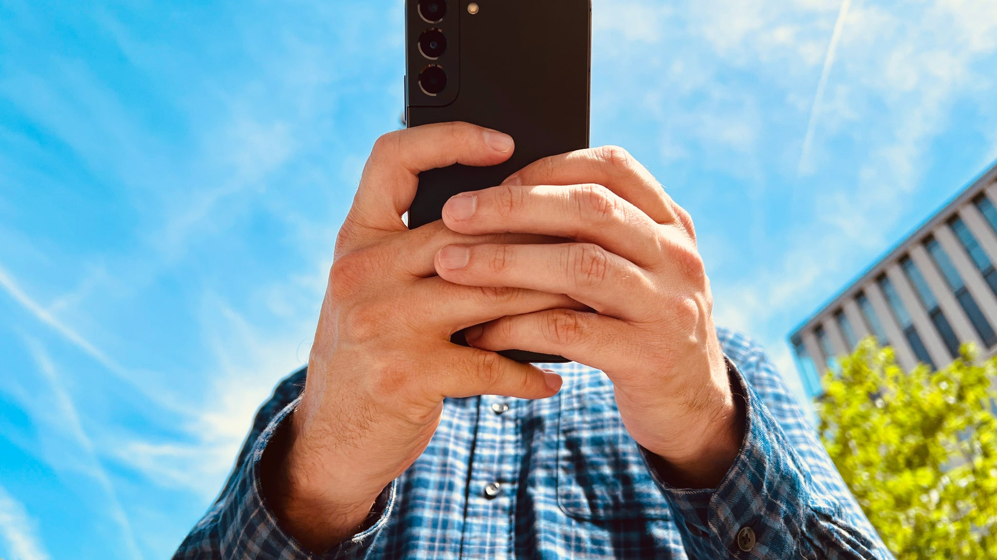 Le Samsung Galaxy S22+ se prend très facilement en main, et bénéficie d'un look sobre et efficace du plus bel effet