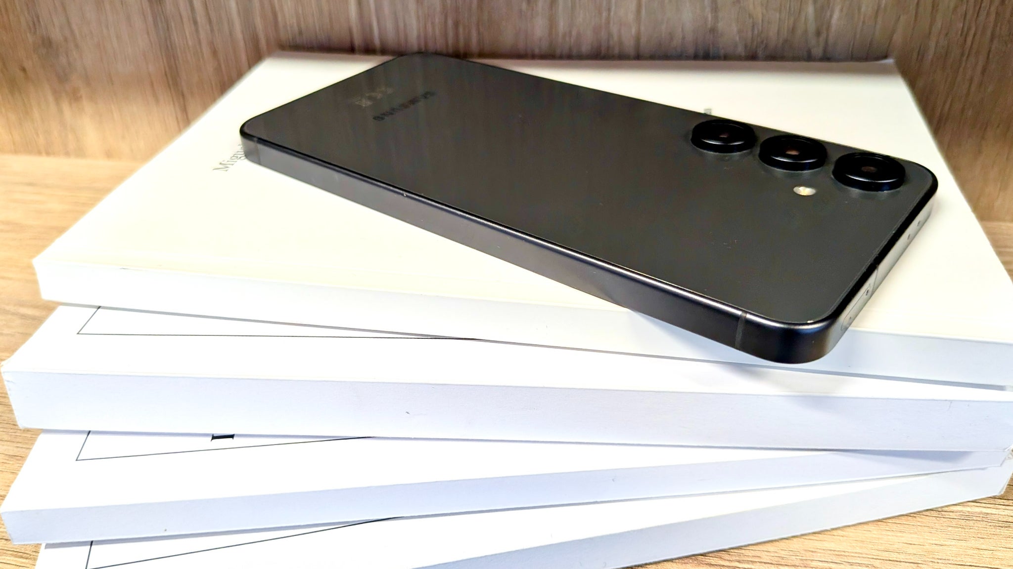 Ses tranches épurées ne sont pas sans rappeler celles de l'iPhone