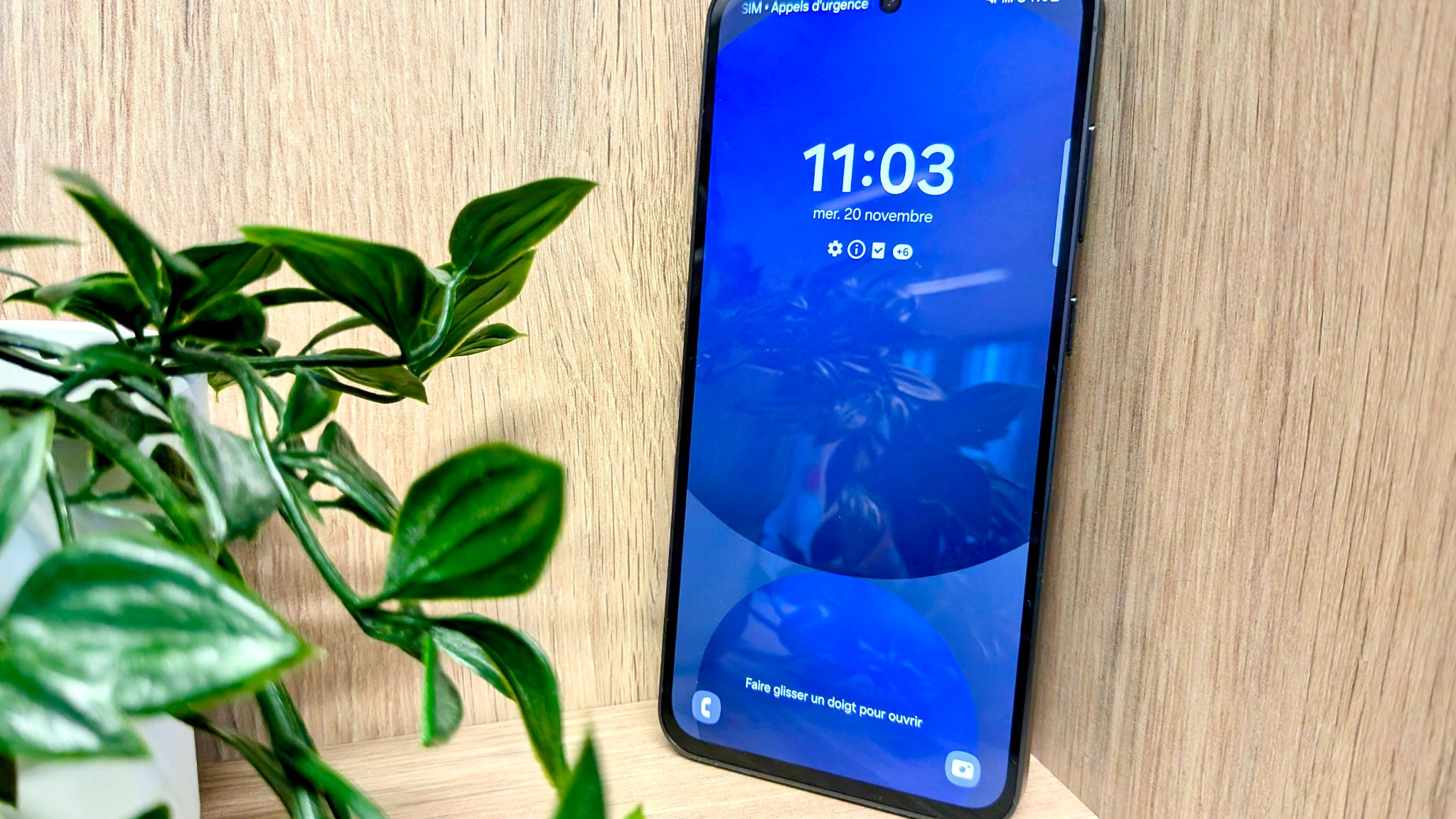 Sa bonne luminosité et sa qualité OLED rendent l'écran très agréable au quotidien