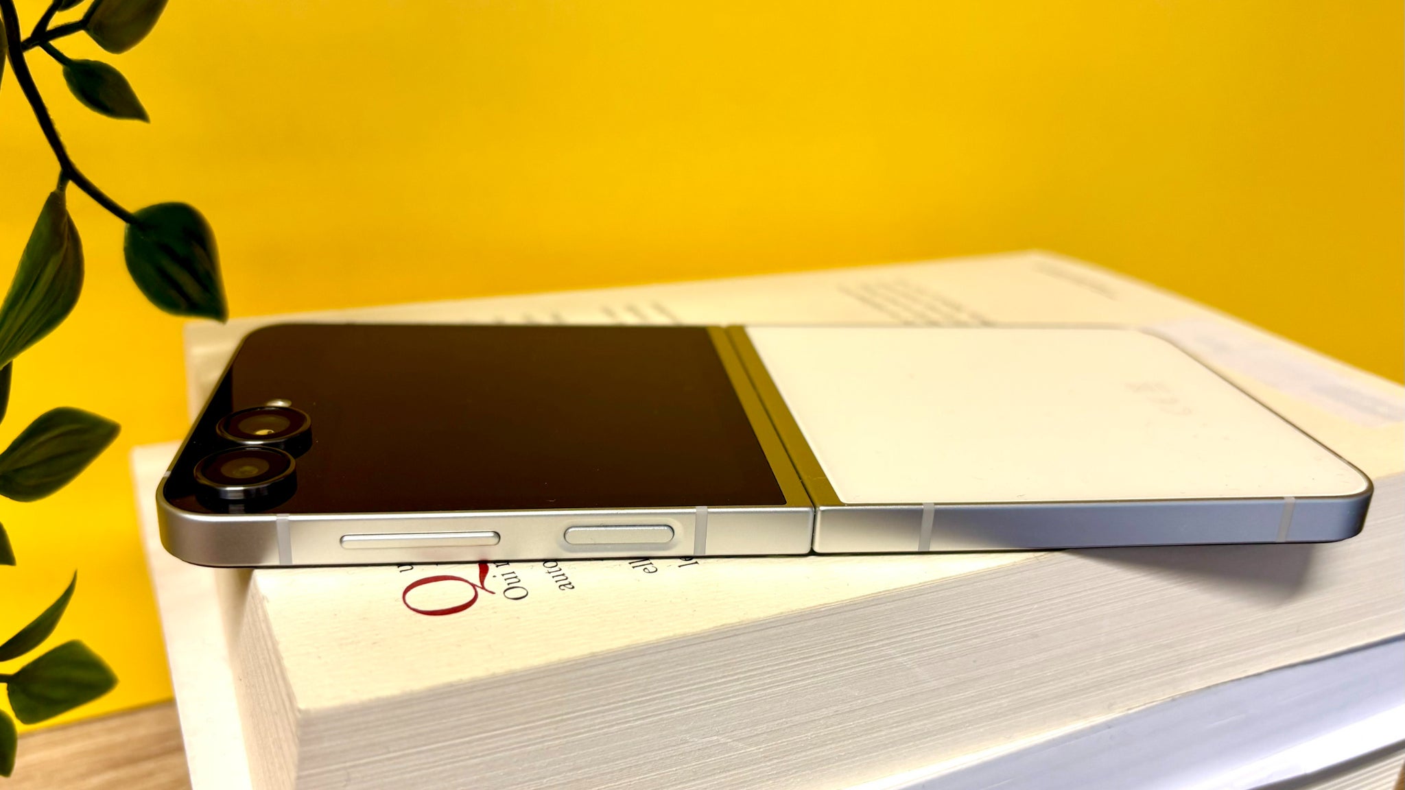 Le Galaxy Flip7 FE se veut suffisamment fin pour être tout à fait ergonomique et pratique Le Galaxy Flip7 FE se veut suffisamment fin pour être tout à fait ergonomique et pratique