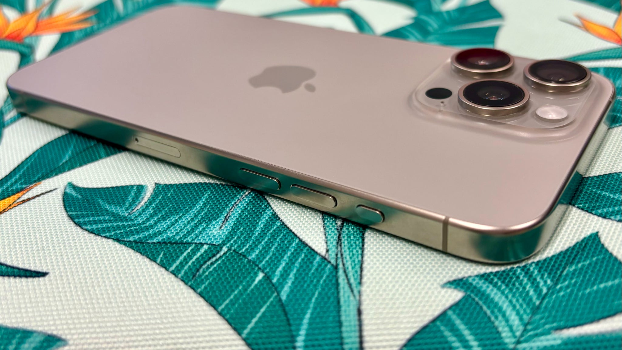 L'iPhone 15 Pro Max se dote d'un nouveau bouton "Action", situé en lieu et place du commutateur pour le mode Silencieux (au-dessus des boutons de volume).