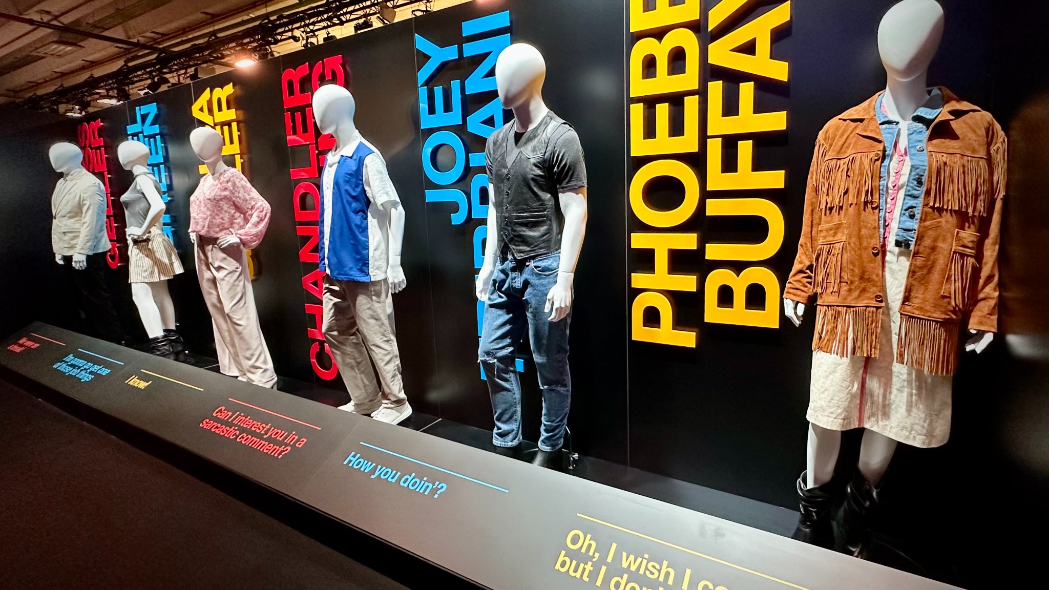 Les looks vestimentaires des héros de Friends, avec quelques-unes de leurs répliques cultes.