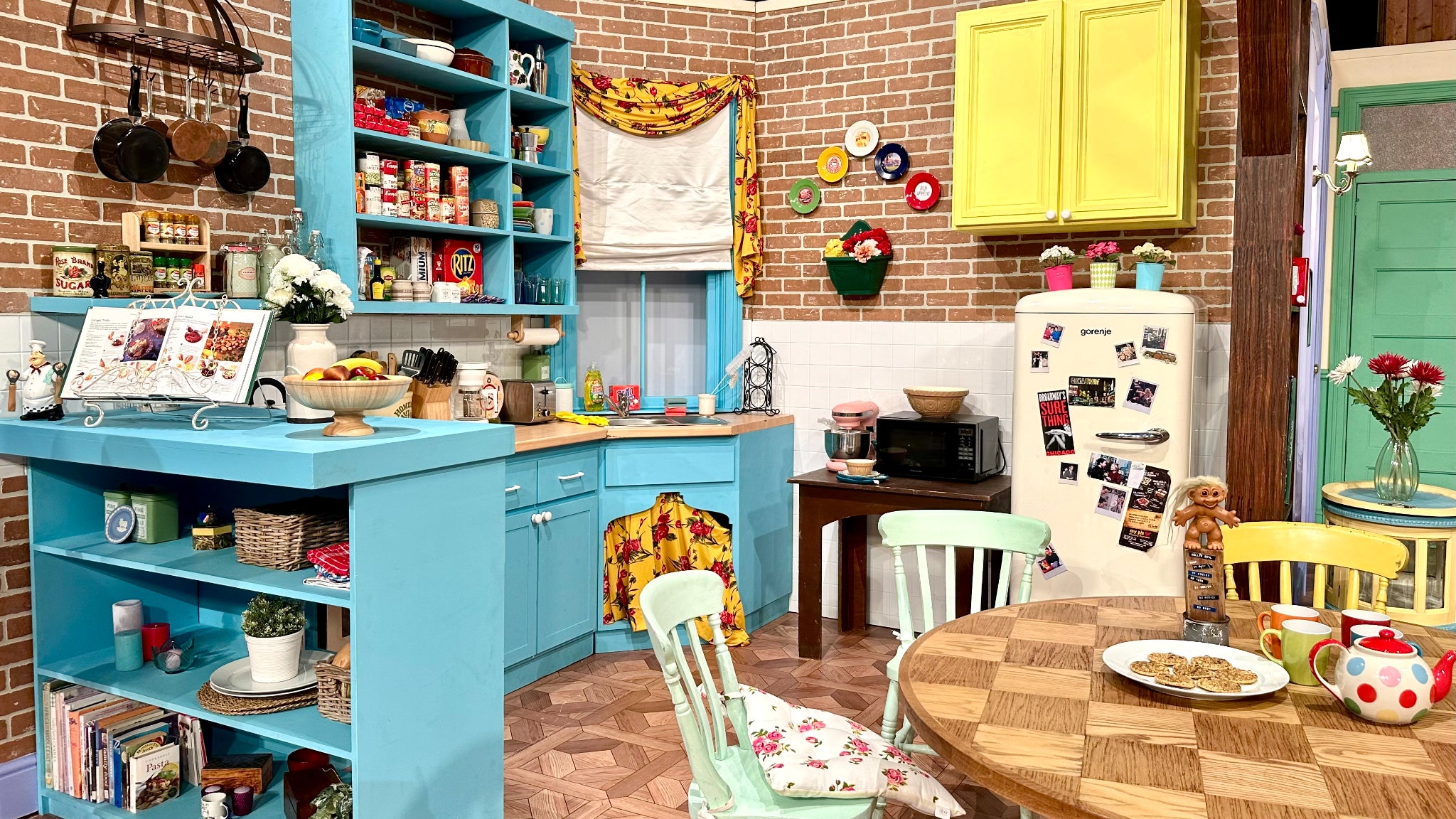 Installez-vous à la table de Monica et Rachel, avant d'explorer leur célèbre salon.