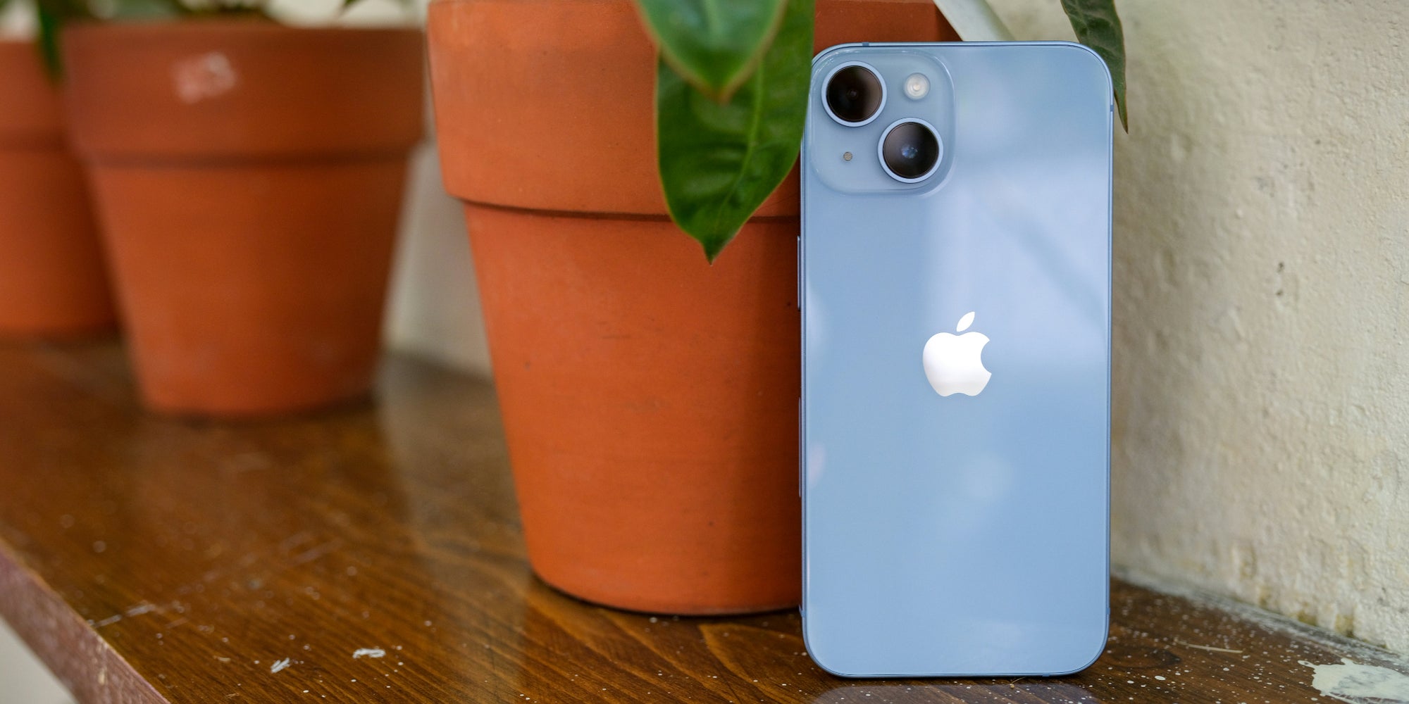 L'iPhone 14, ici dans son coloris bleu, est proposé en reconditionné chez SFR.