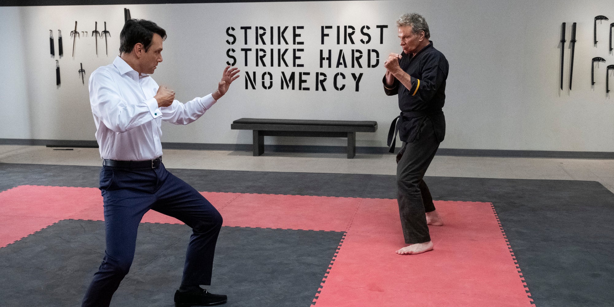 Ralph Macchio (Daniel LaRusso) et Martin Kove (John Kreese), prêts à en découdre dans l'épisode final de la saison 3 de "Cobra Kai".