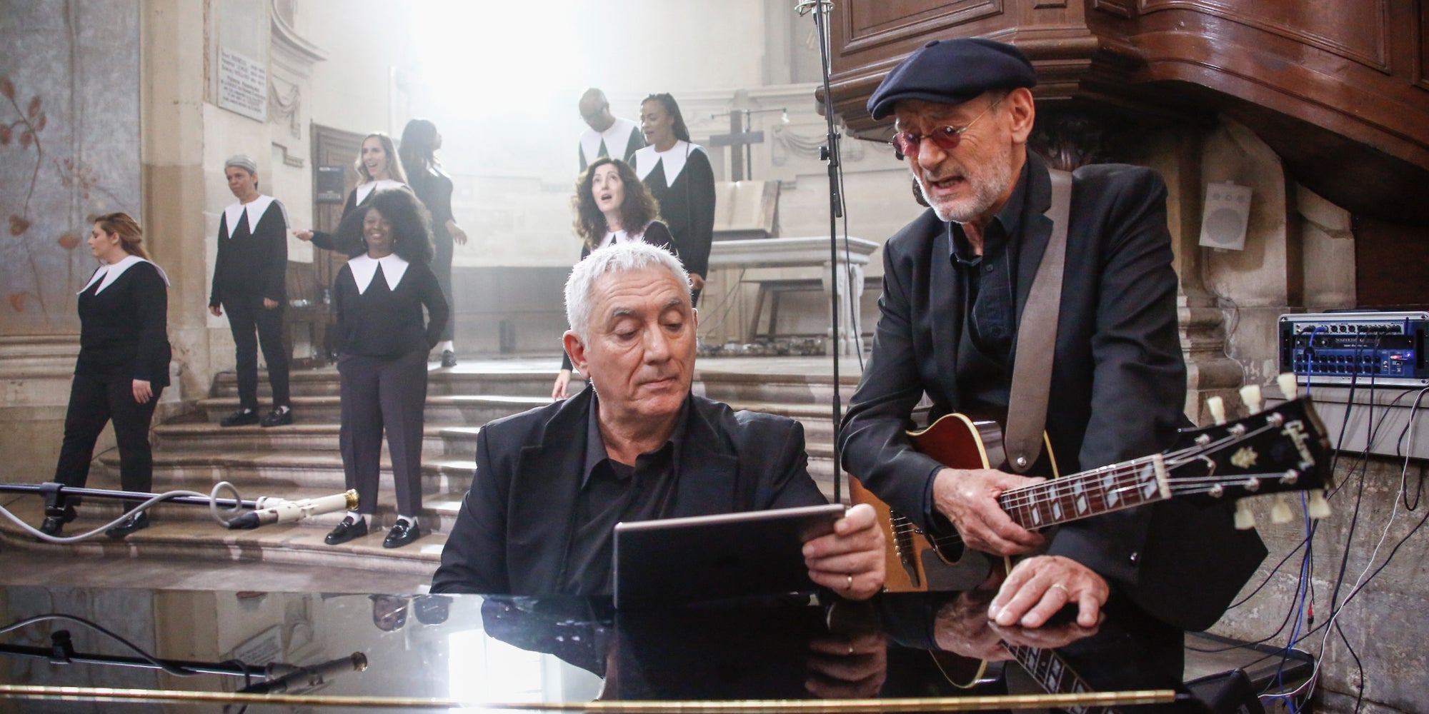 Michael Jones (à droite) et Erick Benzi lors du tournage du clip de Je Te Donne pour L'Héritage Goldman