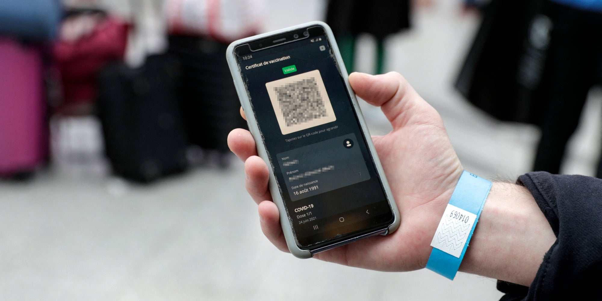 Une passagère présente son pass sanitaire en Gare de Lyon, à Paris, le 9 août 2021