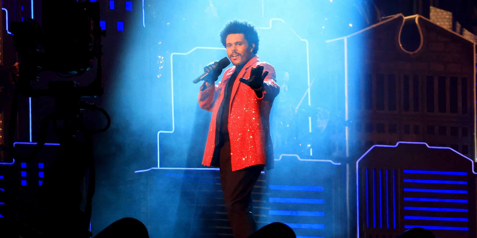 The Weeknd lors du Pepsi Super Bowl LV Halftime Show au Raymond James Stadium le 7 février 2021 à Tampa, Floride.