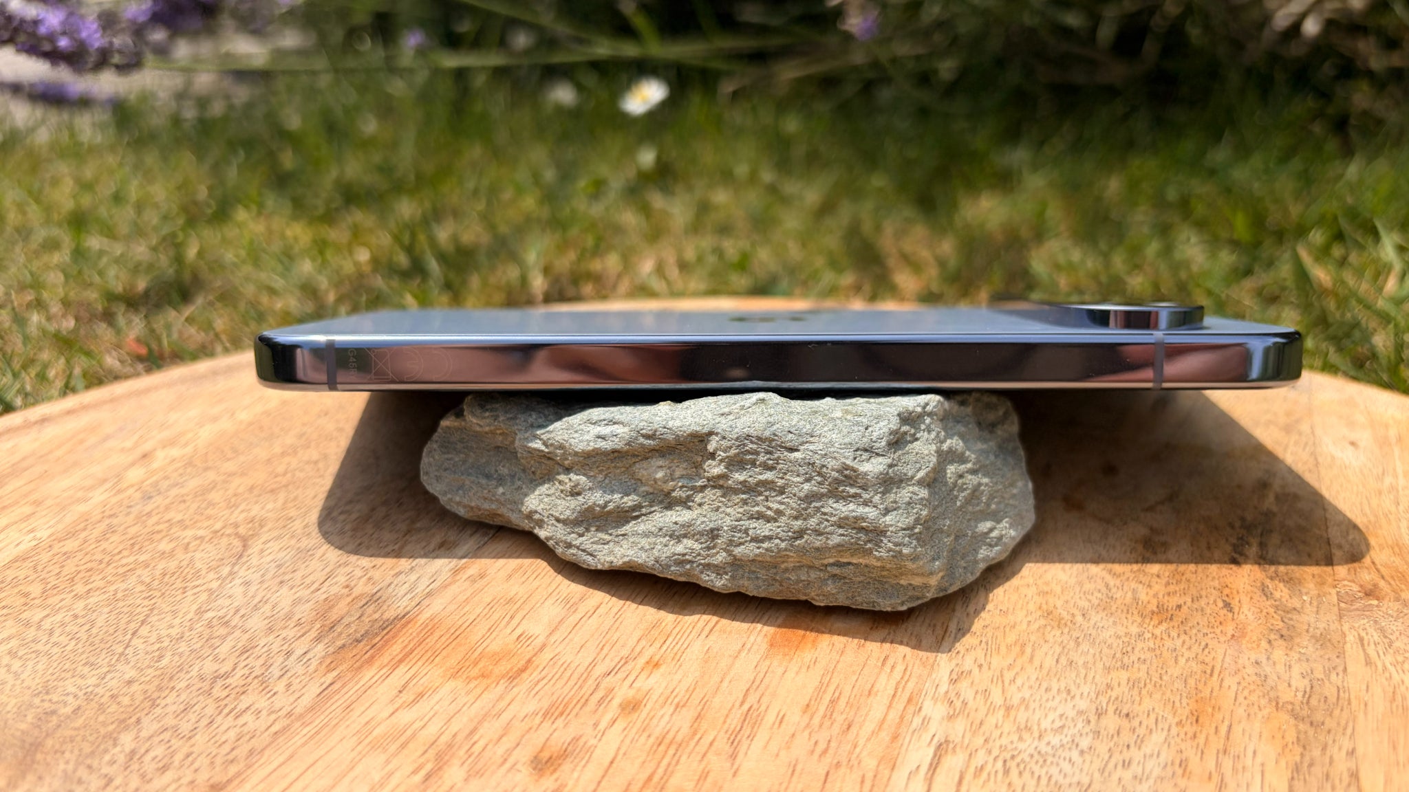 Le Google Pixel 10 Pro XL a une finesse idéale qui le rend assez ergonomique.
