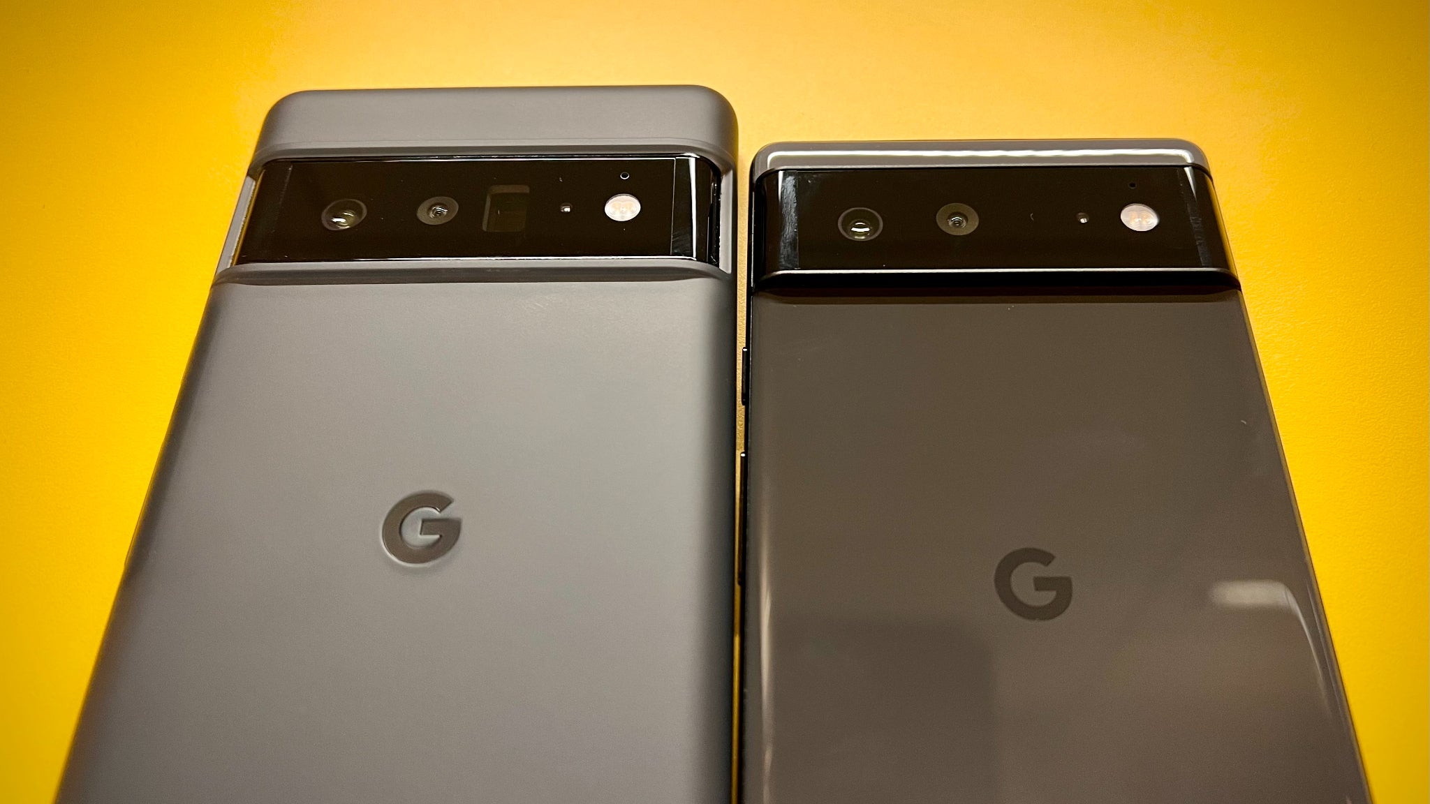 La différence de taille entre le Google Pixel 6 (à droite) et le Google Pixel 6 Pro