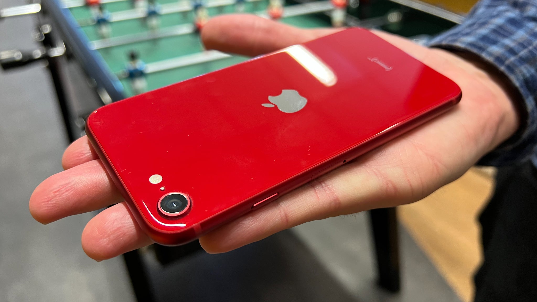 On peut presque dire que l'iPhone SE 3e génération tient dans le creux de la main...