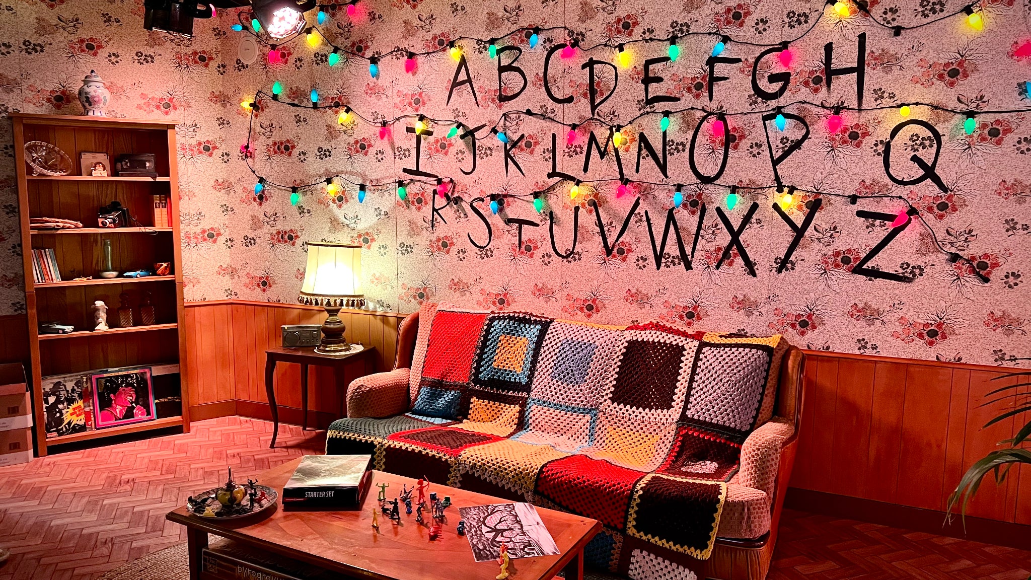 Plongez dans le décor iconique de la série rétro-fantastique de Netflix.