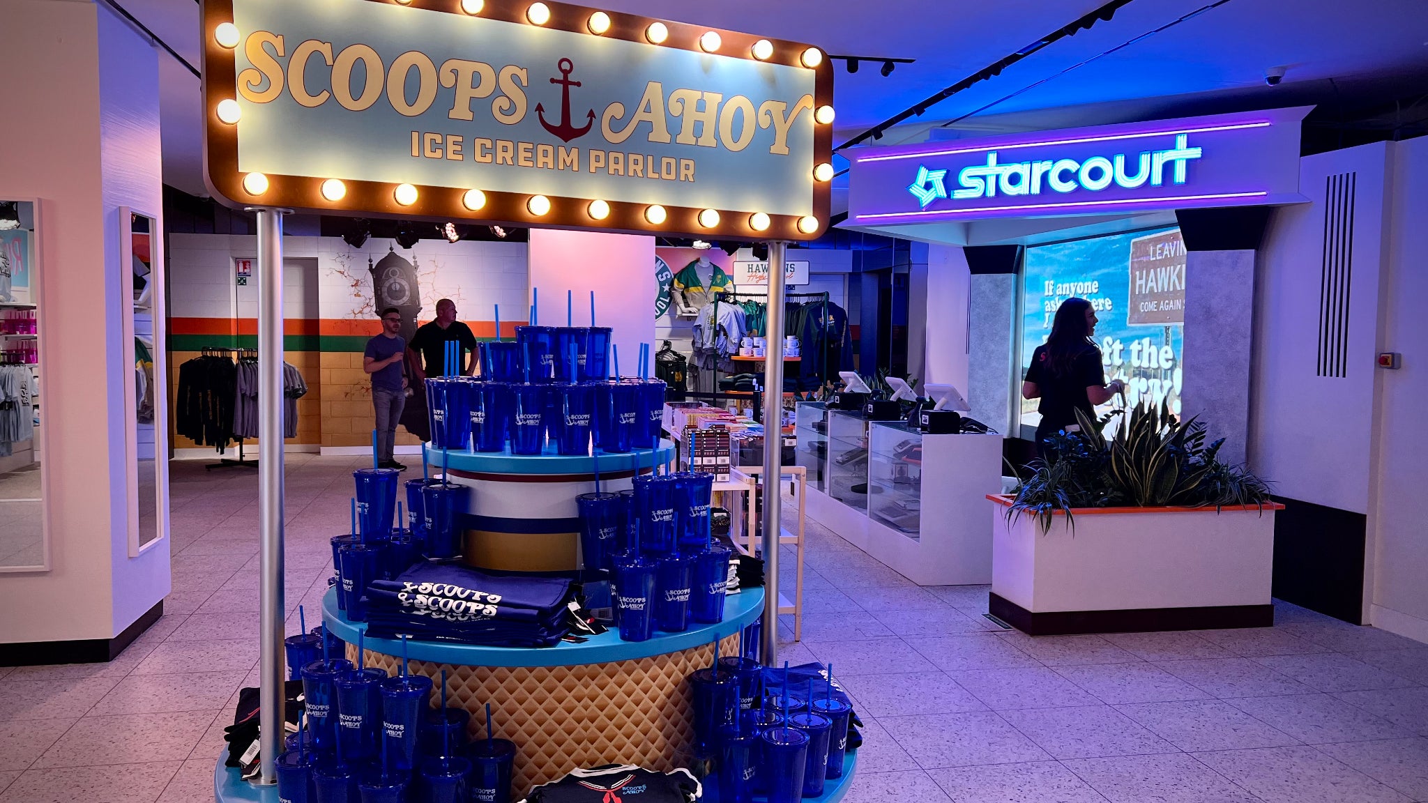 La séance shopping se poursuit (logiquement) dans le centre commercial Starcourt.