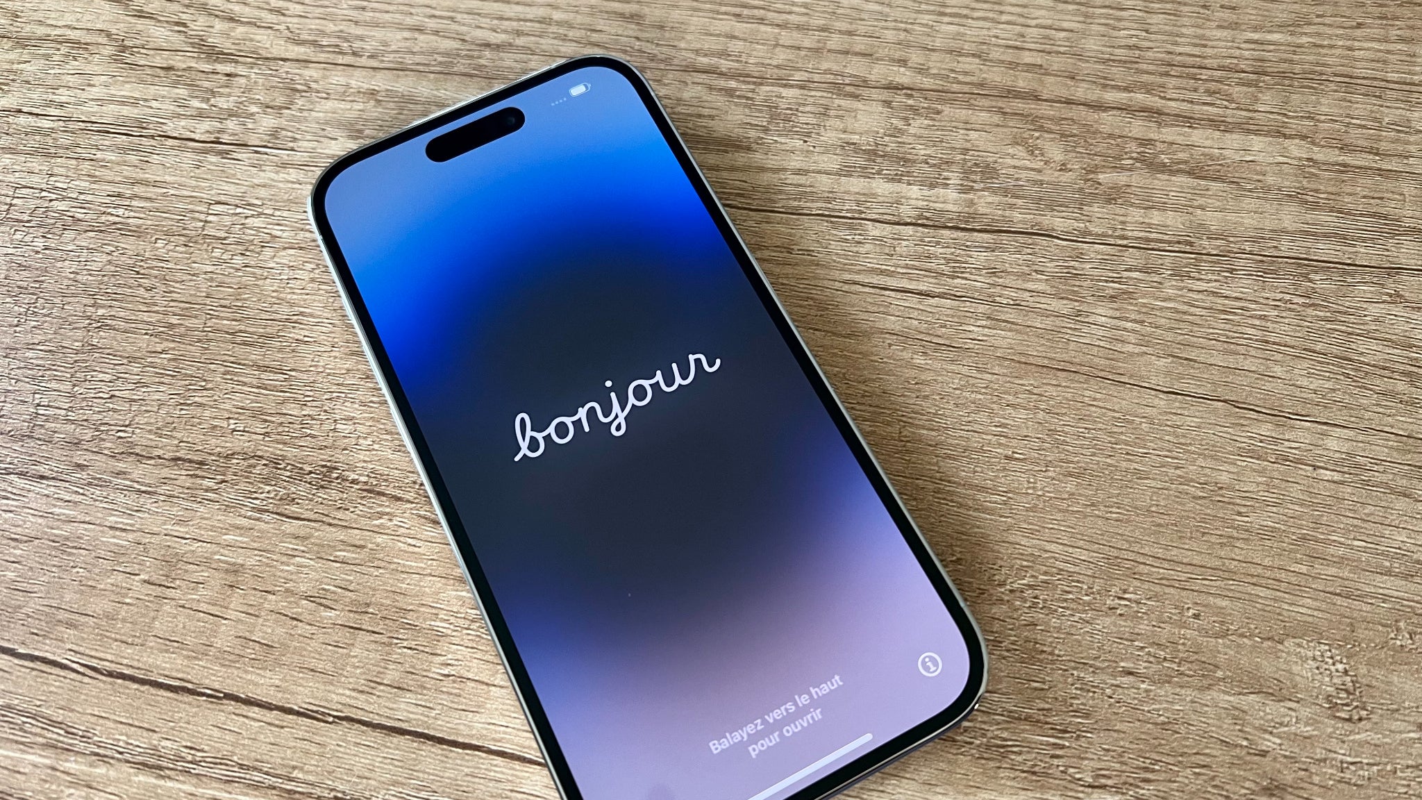 L'écran de l'iPhone 14 Pro dévoile toute sa splendeur dès le premier allumage, présentant notamment des couleurs riches et contrastes intenses.