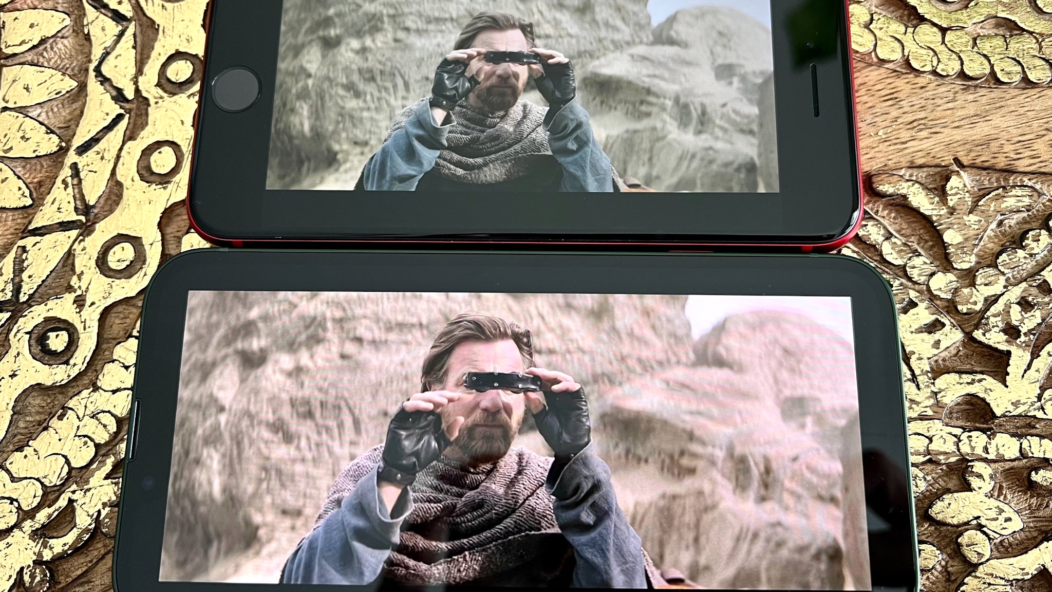 Comparaison des tailles d'écran, entre les 4,7 pouces de l'iPhone SE 3 et les 6,1 pouces de l'iPhone 13 (avec Obi-Wan Kenobi pour la démo sur Disney+).