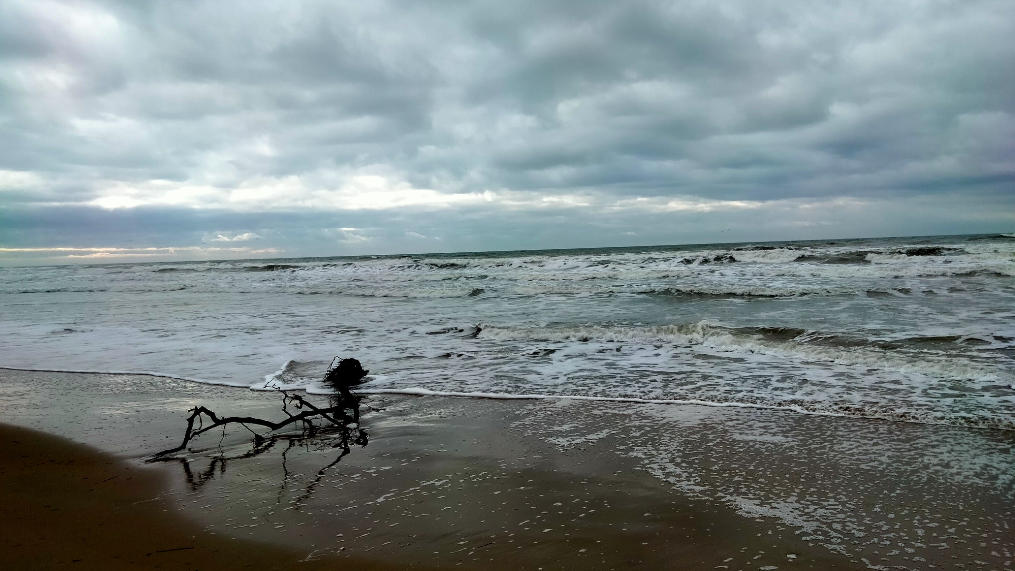 Face à la mer comme dans une chanson de Calogéro, le mode Couleurs Éclatantes peut accentuer les tons sombres