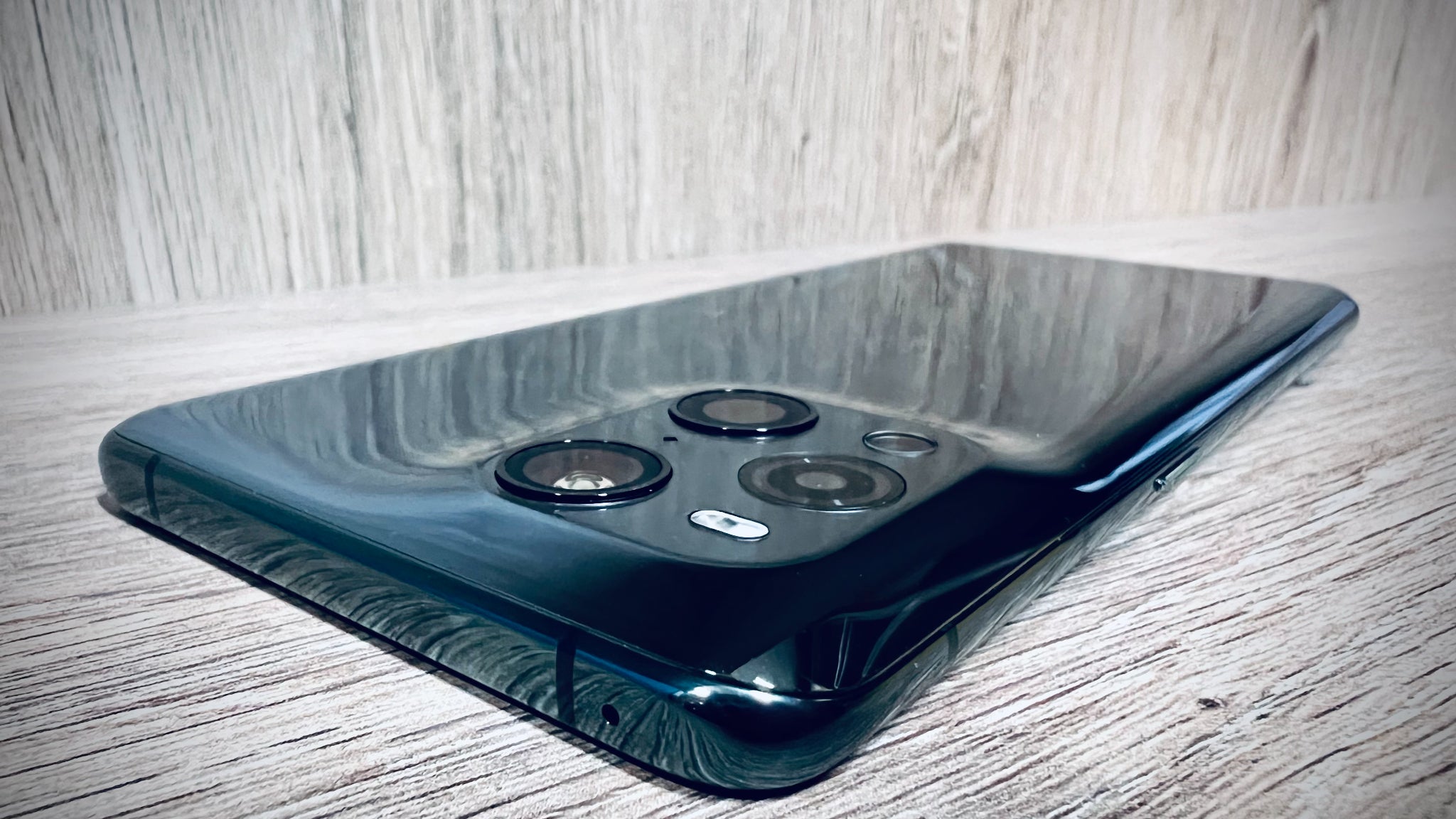 Le bloc photo du OPPO Find X3 Pro n'est pas aussi proéminent qu'on pourrait le penser