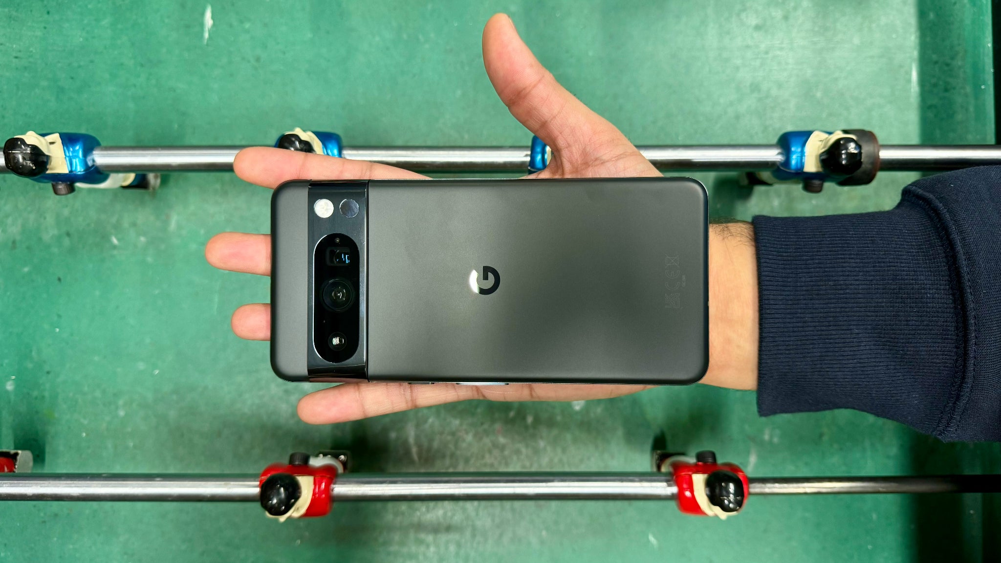 Malgré son grand gabarit, le Google Pixel 8 Pro est ergonomique et sa prise en main très agréable. Malgré son grand gabarit, le Google Pixel 8 Pro est ergonomique et sa prise en main très agréable.