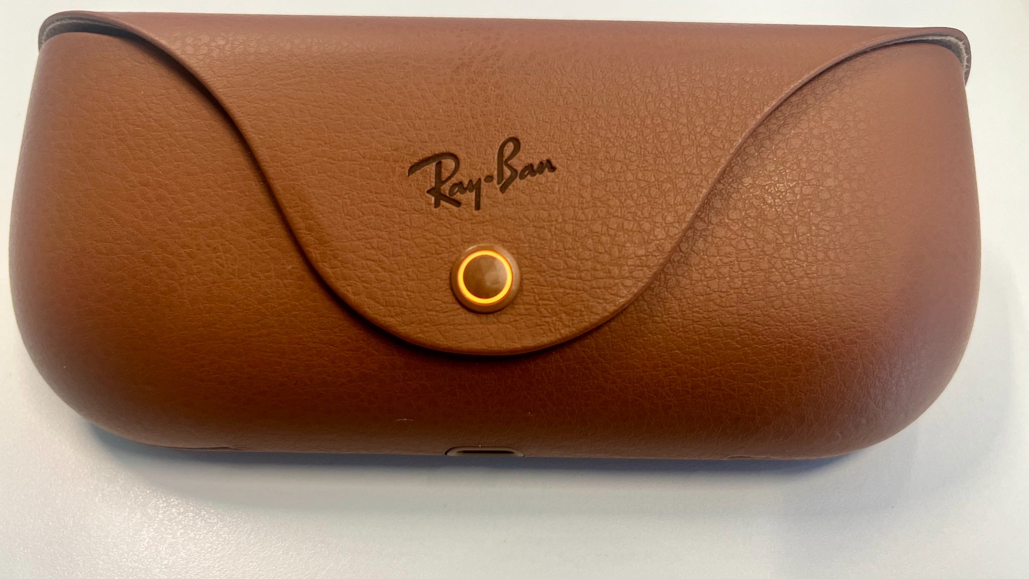 Le voyant orange de l'étui est synonyme que les Ray-Ban Meta sont bien en charge. Le voyant orange de l'étui est synonyme que les Ray-Ban Meta sont bien en charge.