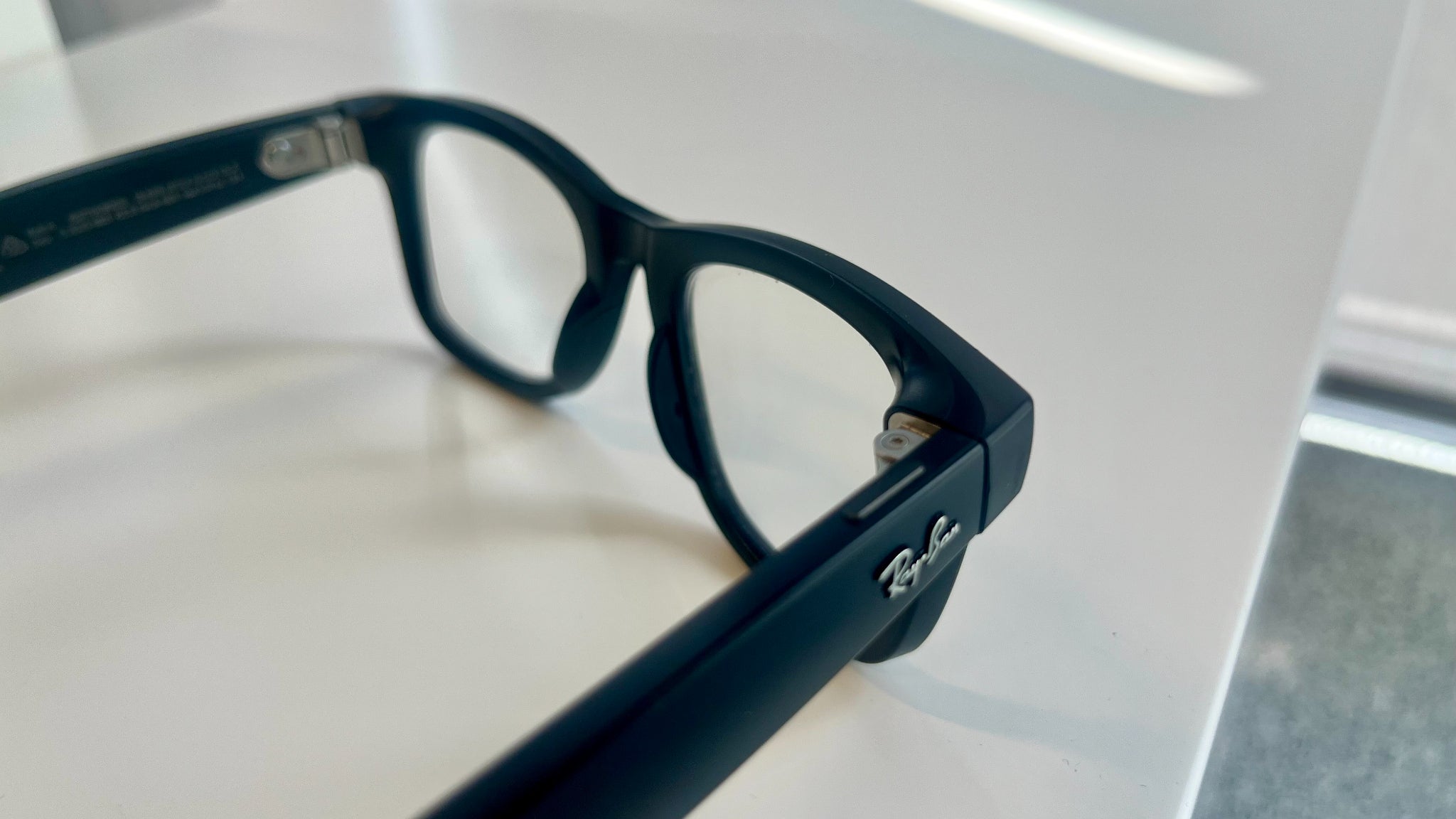 Situé au dessus de la branche droite des Ray-Ban Meta, ce bouton permet de maitriser la partie photo et vidéo des lunettes. Situé au dessus de la branche droite des Ray-Ban Meta, ce bouton permet de maitriser la partie photo et vidéo des lunettes.
