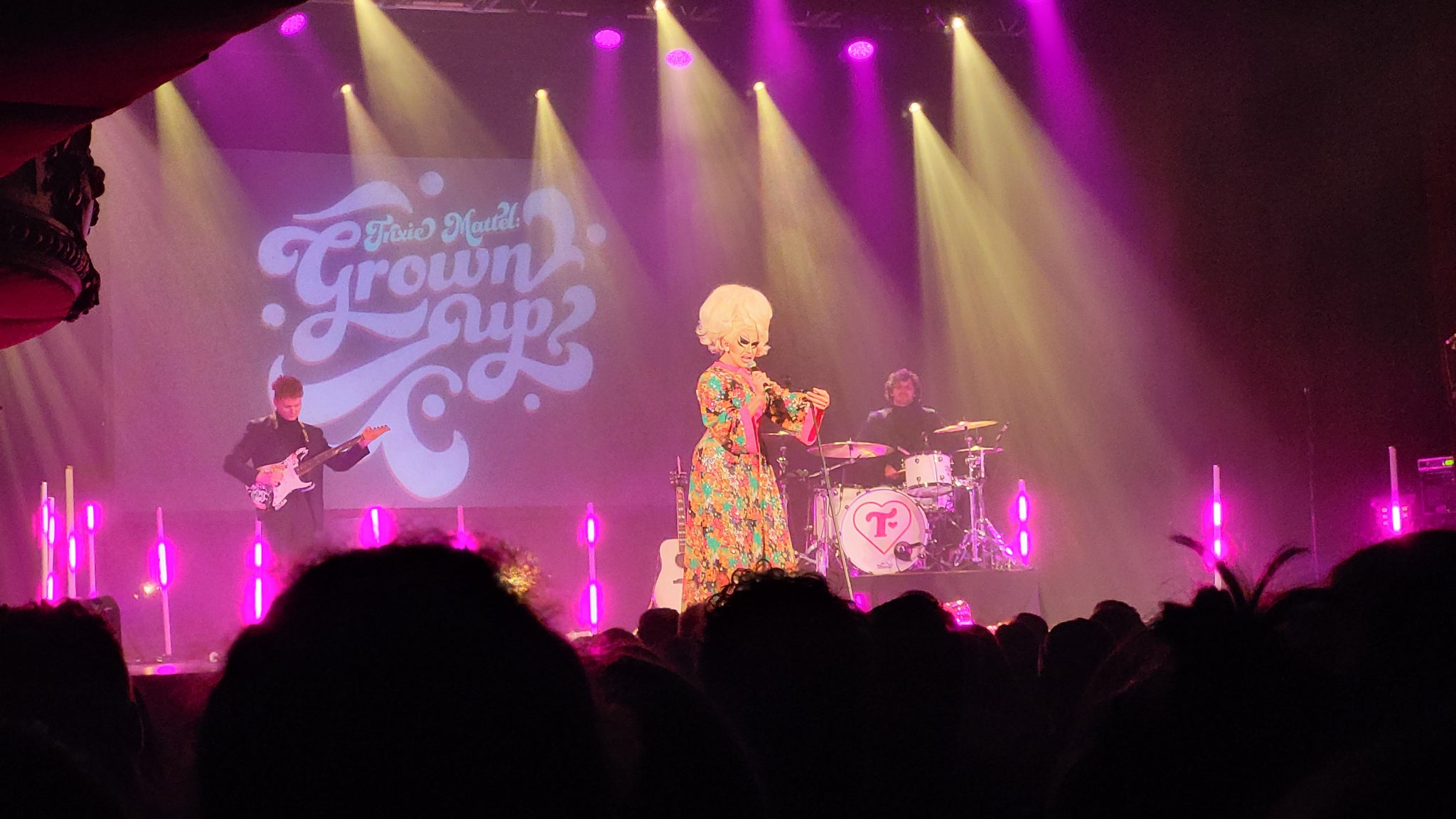 En faible luminosité, quand le sujet est fixe, le cliché offre une qualité acceptable.