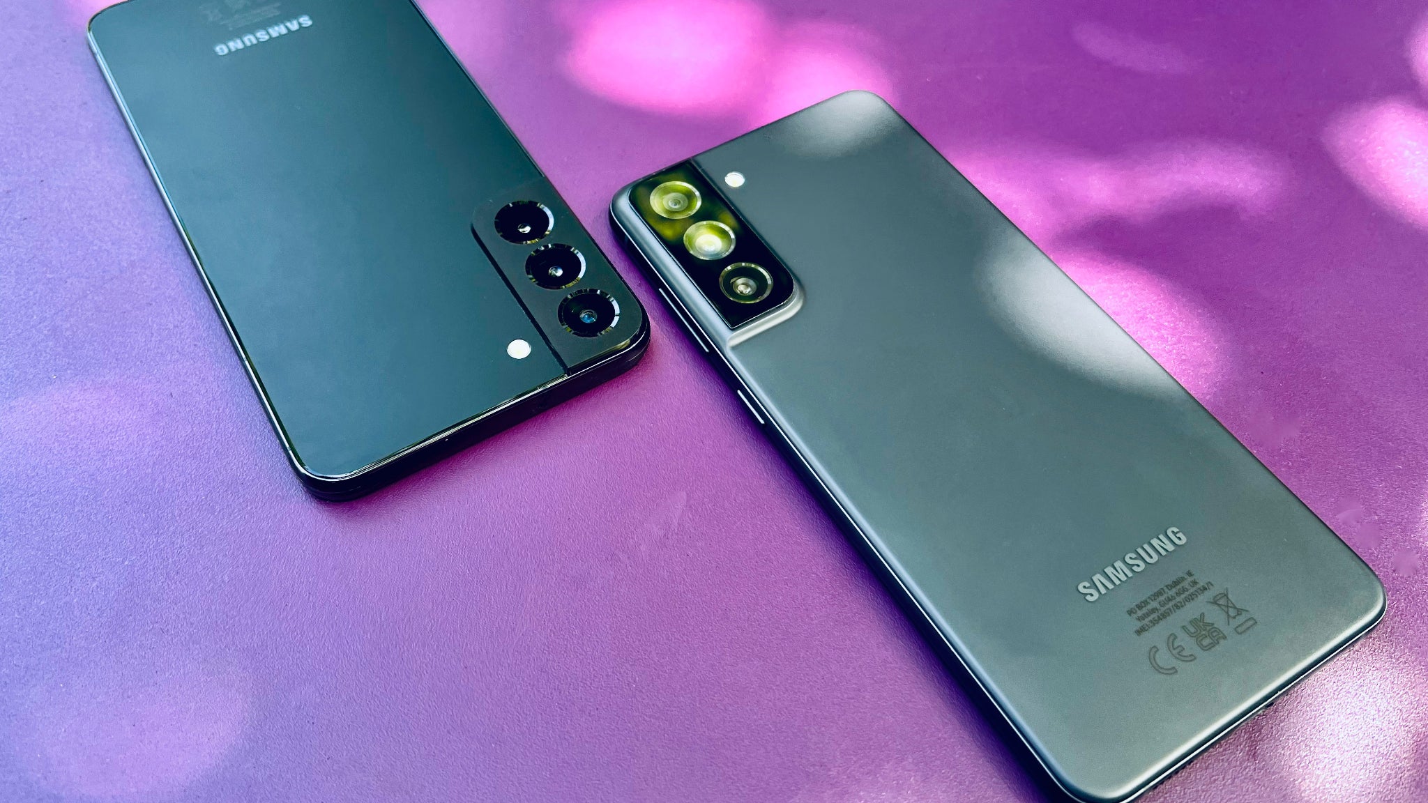 Le Samsung Galaxy S22+ propose un aspect plus "carré" que les Galaxy S21 (ici à droite le Galaxy S21 FE)