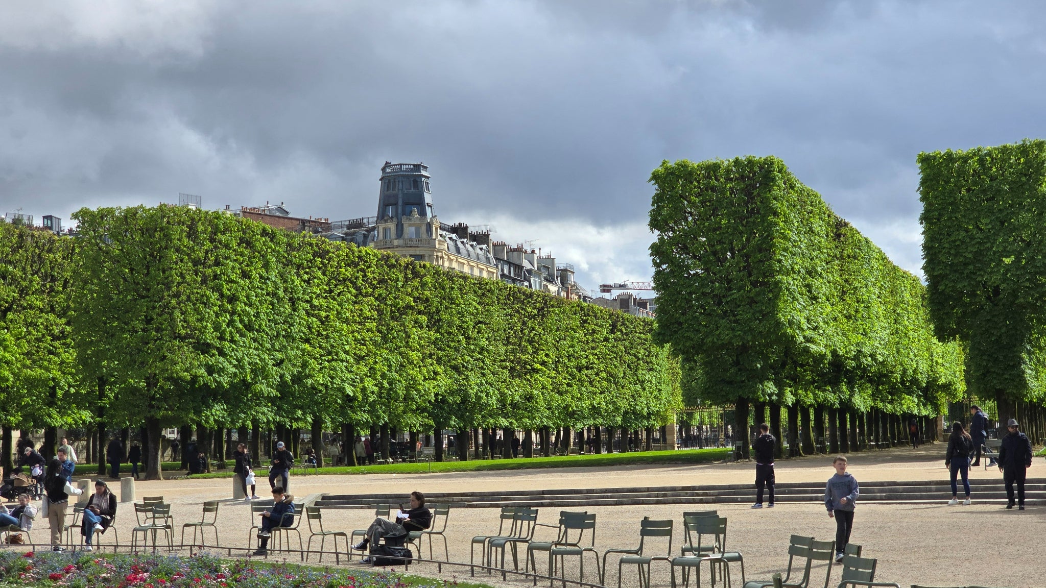 Malgré le temps grisâtre, le Galaxy S24 Ultra capture à merveille le ciel et et les couleurs verdoyantes.