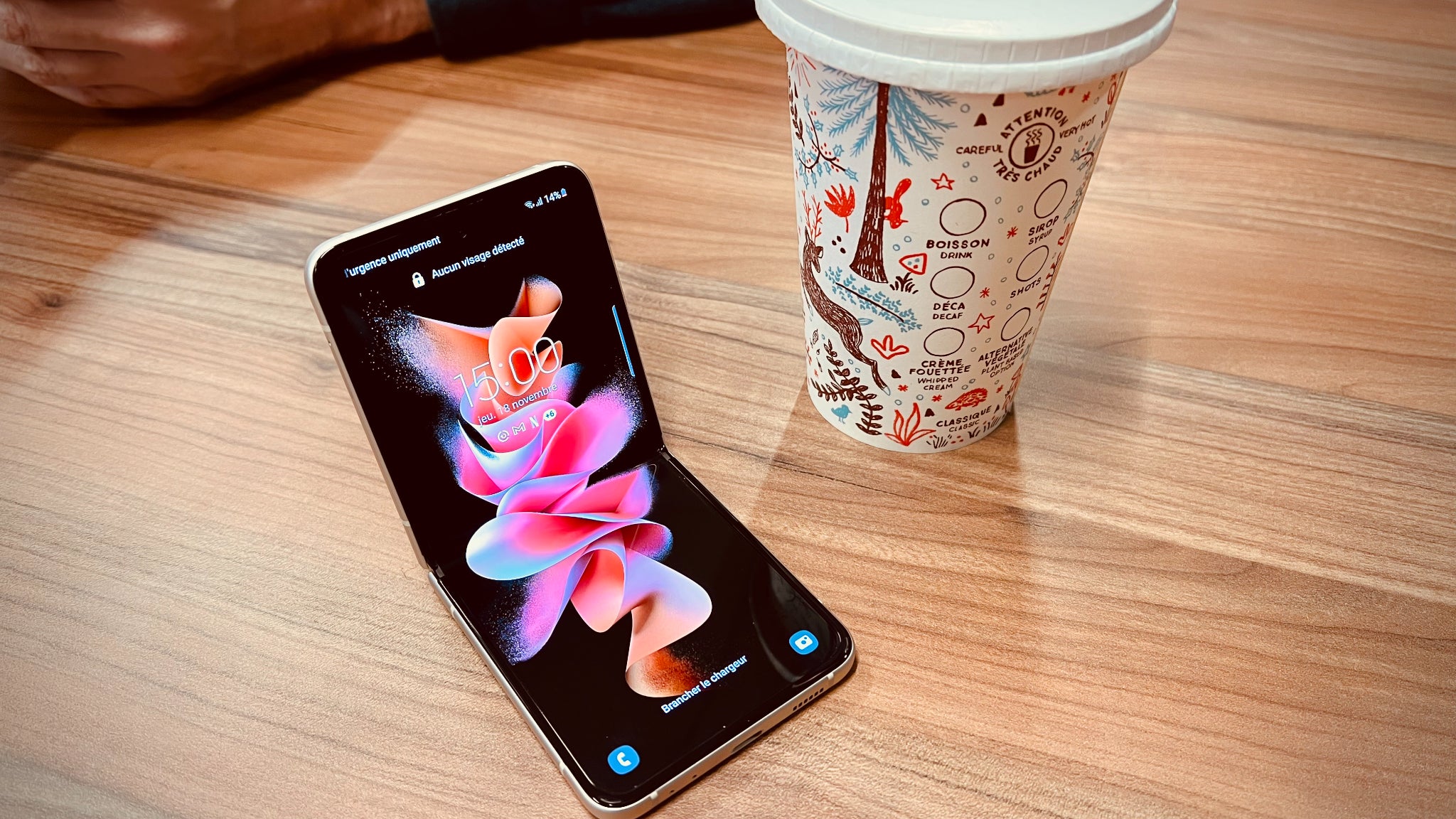 Plié et posé, le Samsung Galaxy Z Flip3 5G maintient parfaitement sa position