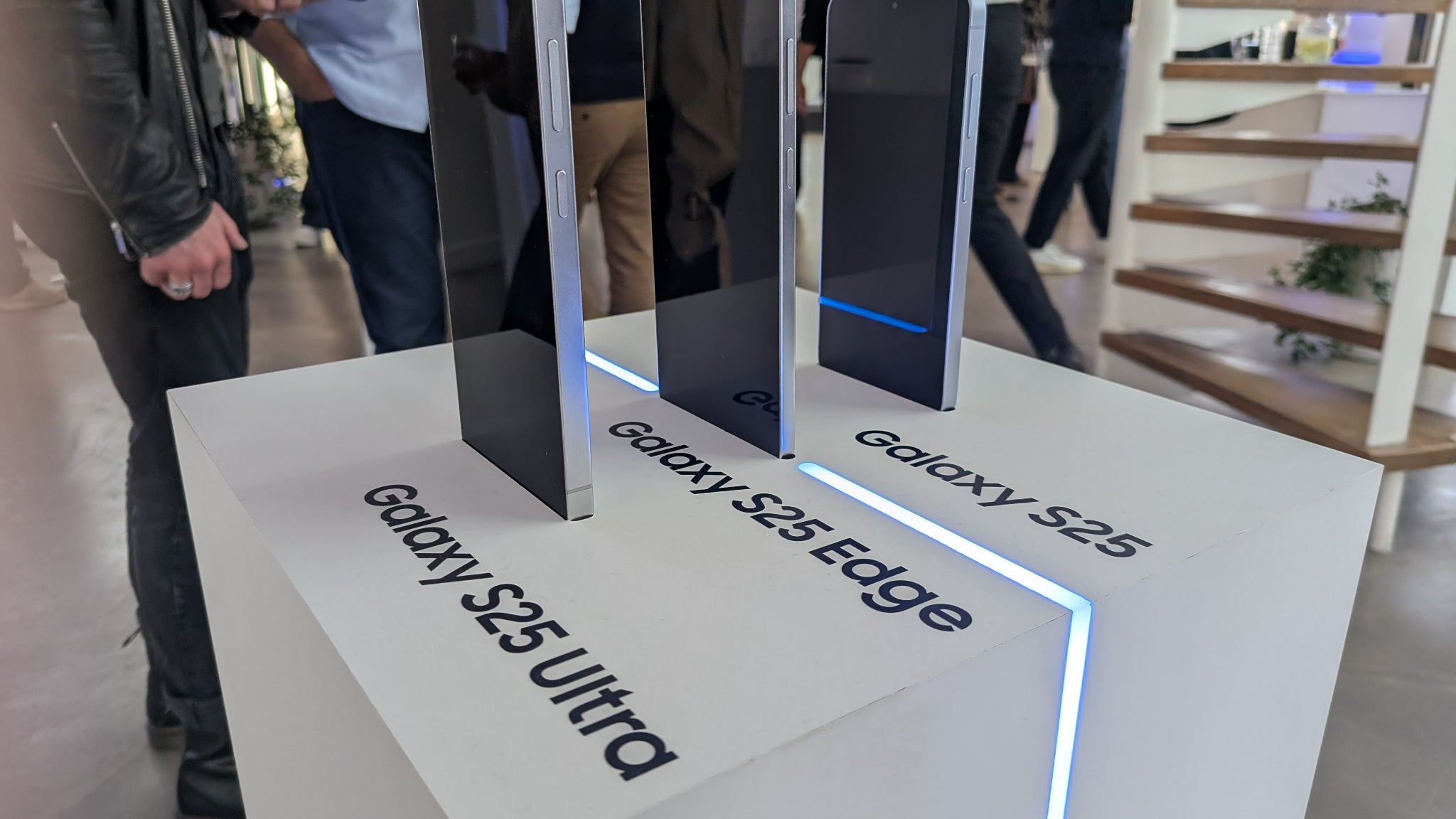 La finesse du modèle Edge comparé aux Galaxy S25 et S25 Ultra