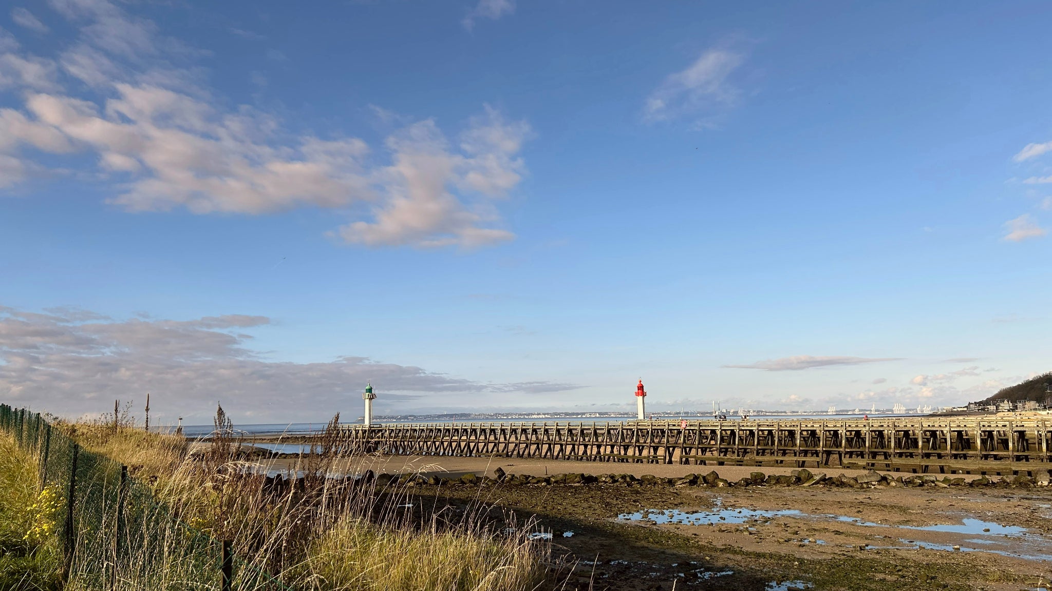 Photographie des phares de Deauville, capturés par l’objectif principal du Pixel 9 Pro XL, en x1.