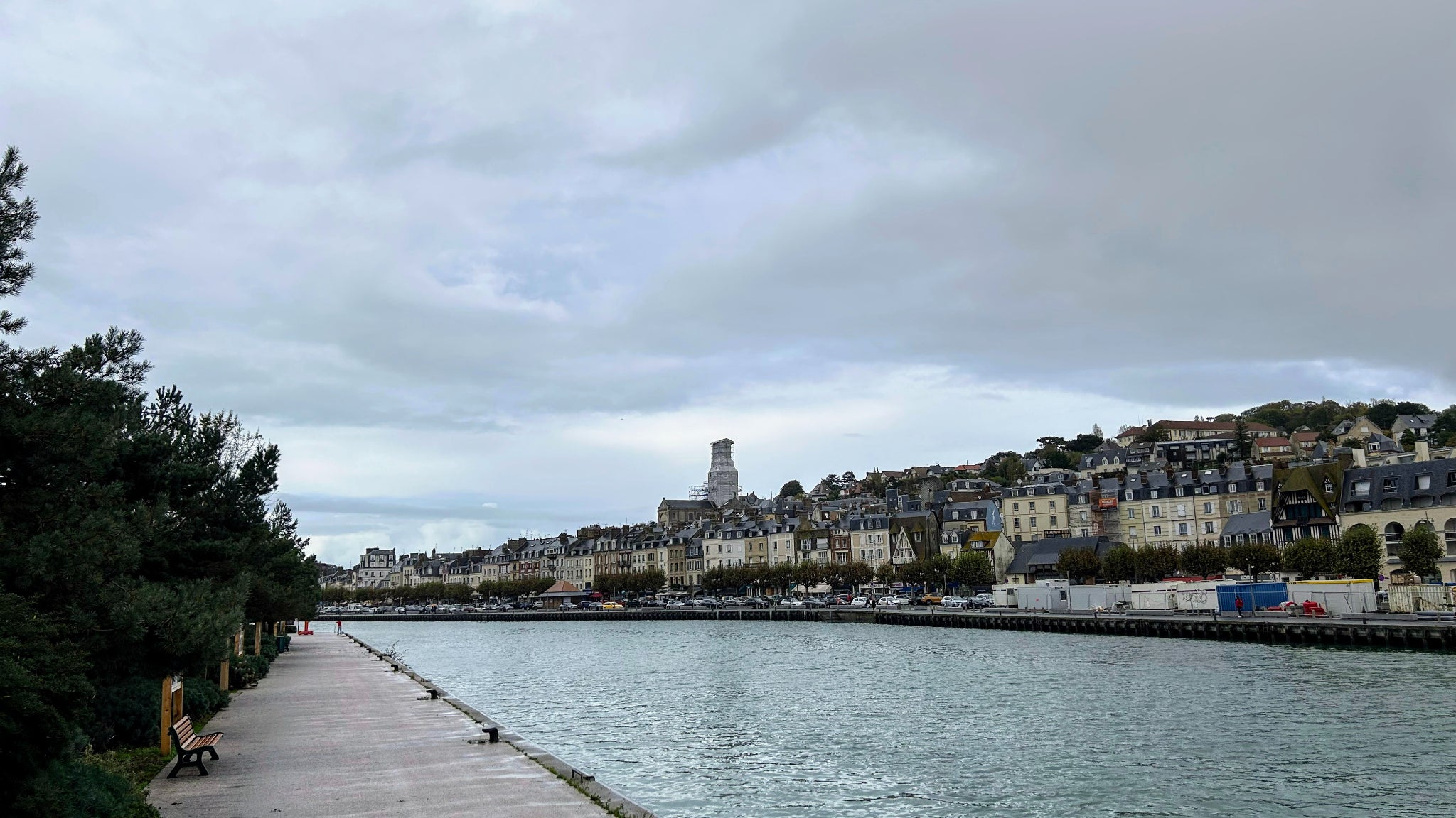 Photographie des quais de Trouville, dans des conditions météo mitigées...