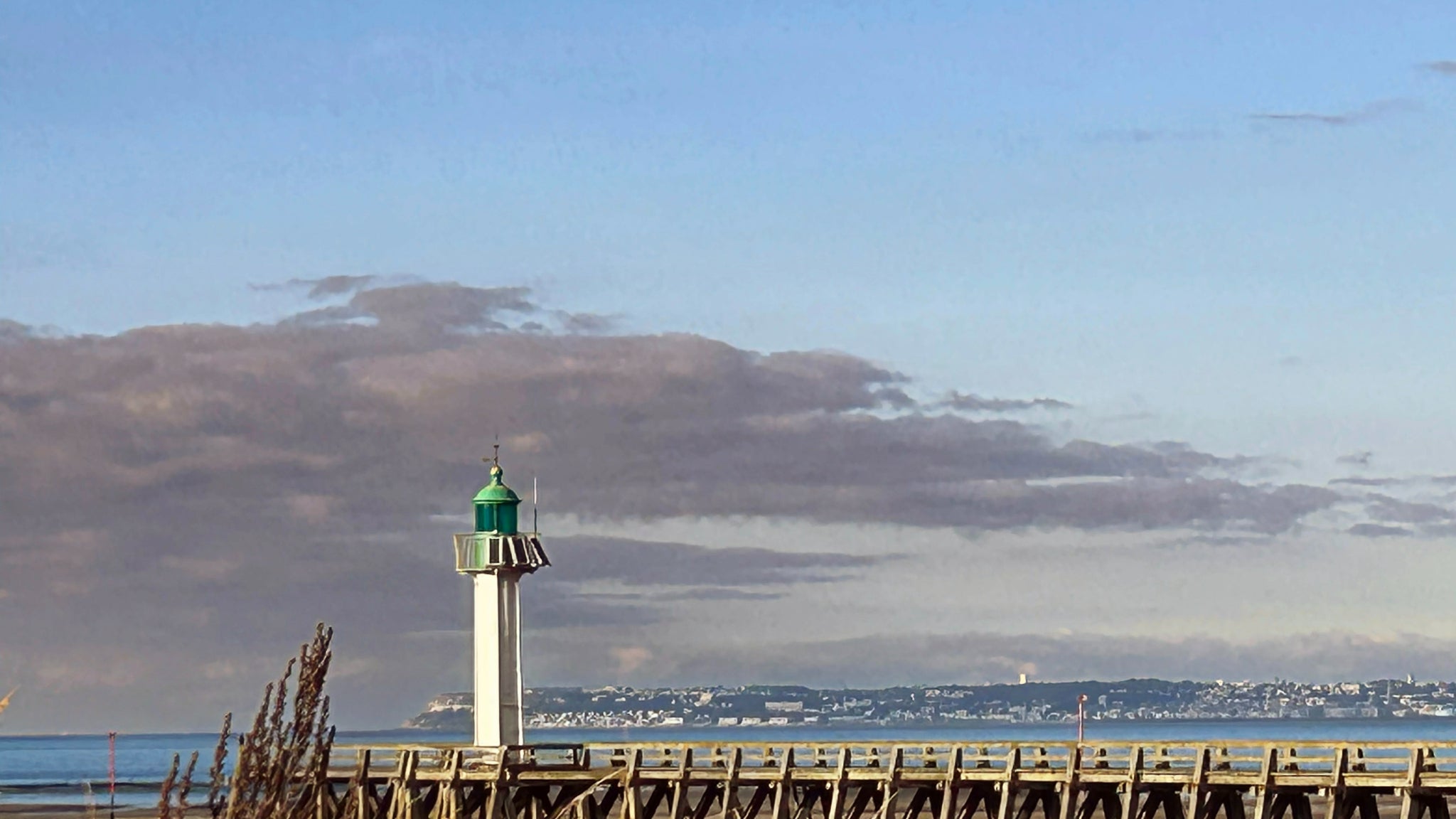 Puis au x5, cette fois-ci en se concentrant sur le phare vert et sur les nuages en second plan.
