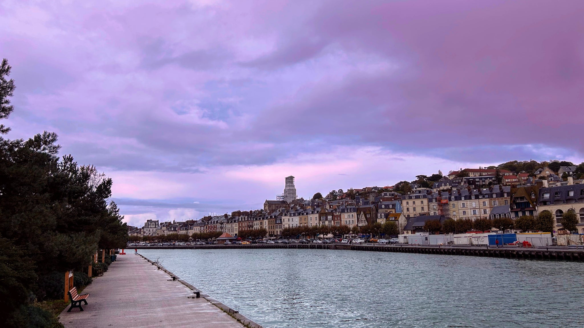 Avec l'outil ''Ciel'' et le filtre appliqué, nous ajoutons des couleurs roses au ciel gris, pour un rendu naturel et sobre.