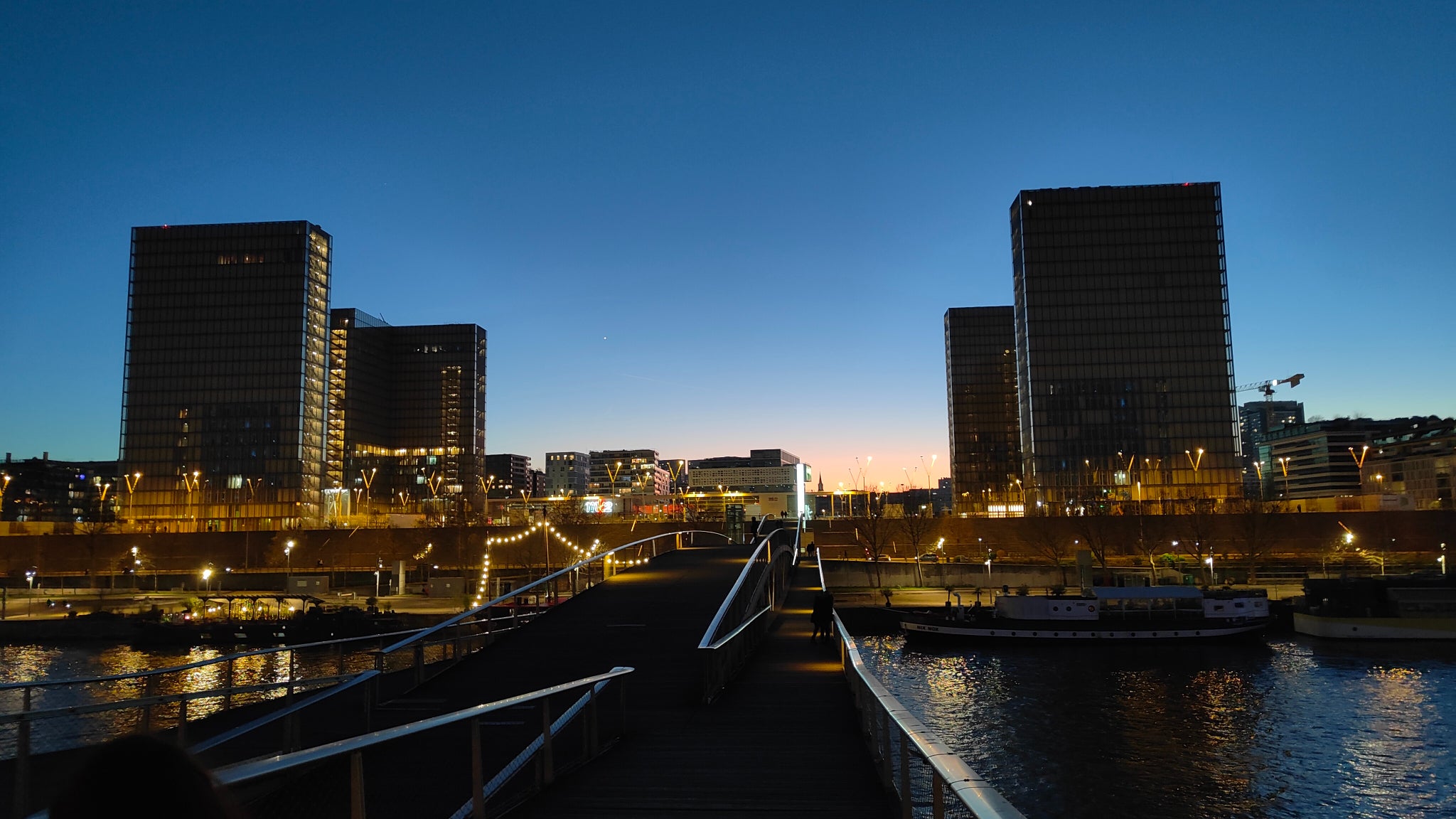 Les couchers de soleil et les lumières de la ville sont parfaitement retranscrits