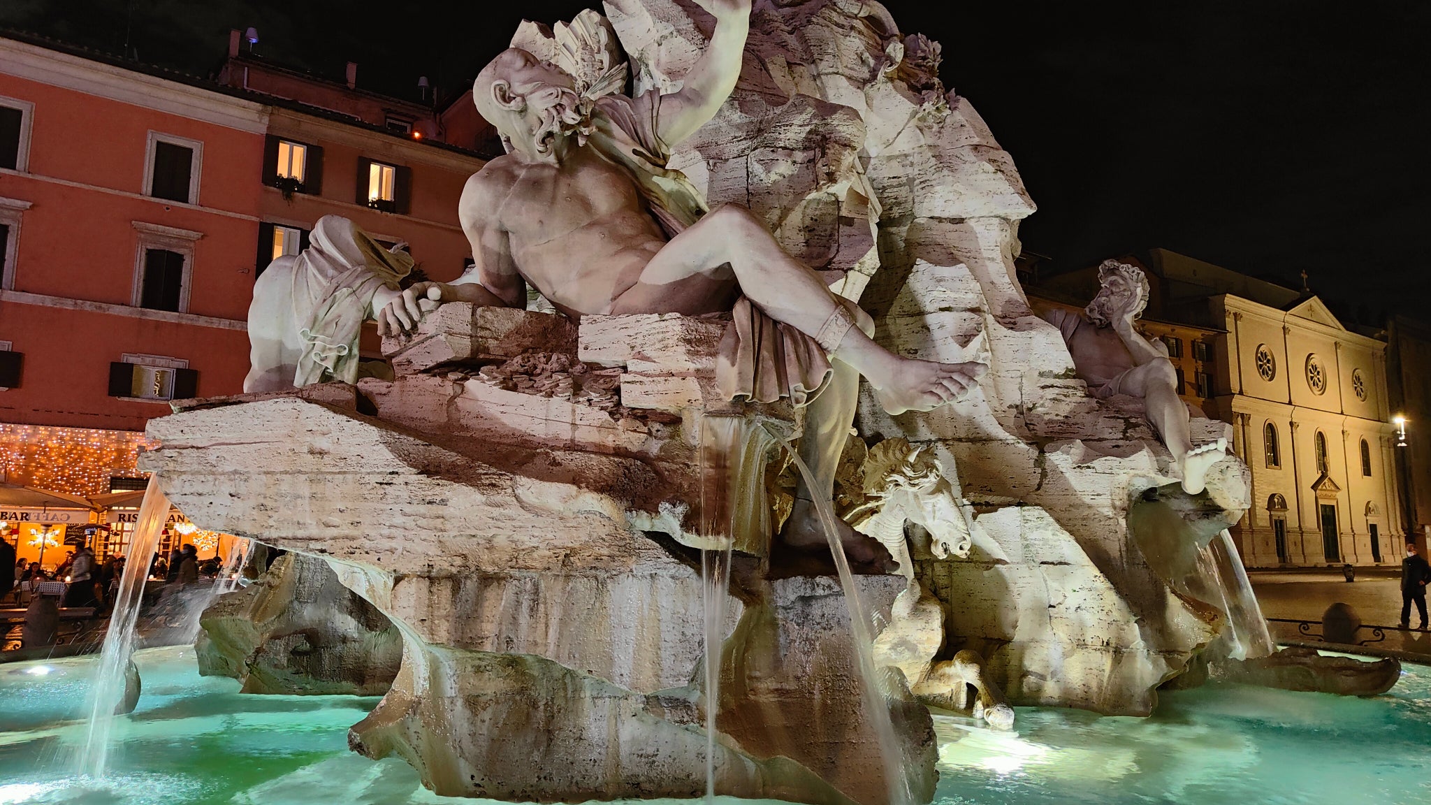 Les fontaines éclairées la nuit permettent d'apprécier toute la qualité des photos du Find X3 Pro