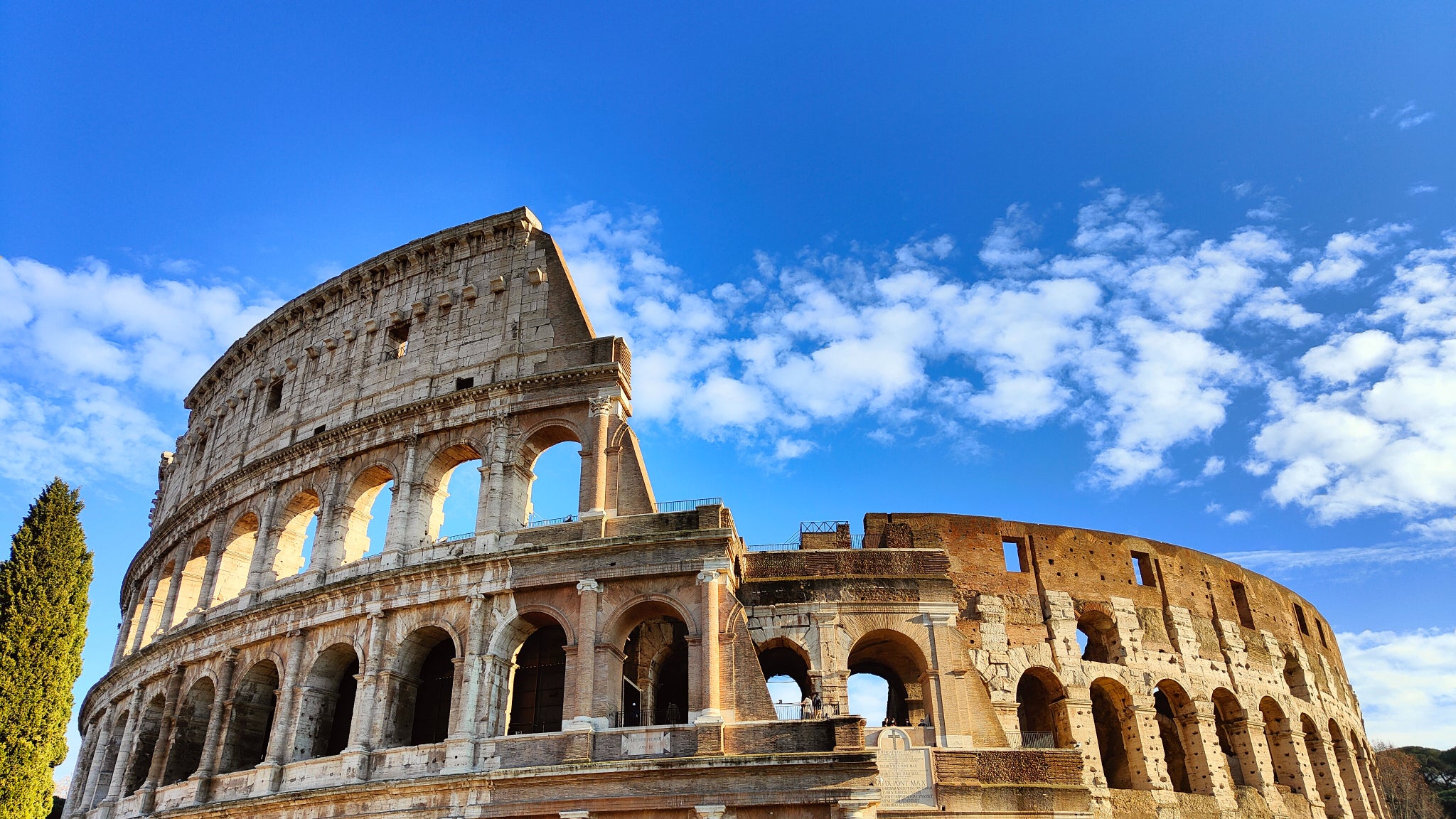 De jour, le Find X3 Pro met bien en valeur les scènes et monuments