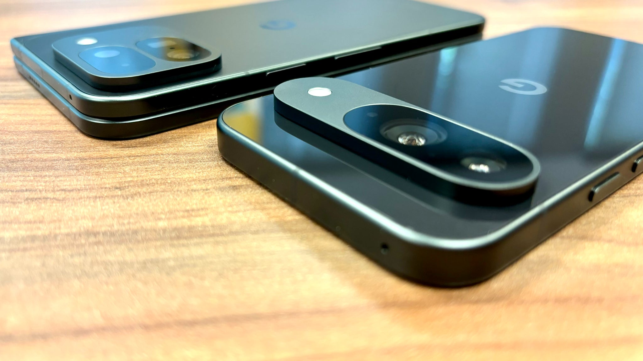 Sa finesse une fois replié est comparable à celle du Pixel 9 classique.